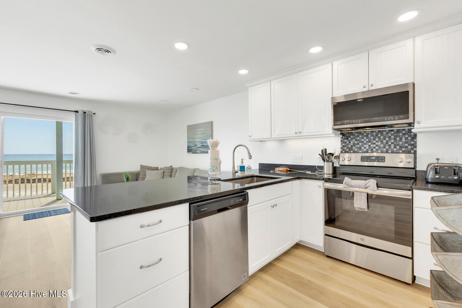 100569348 | Photo 19