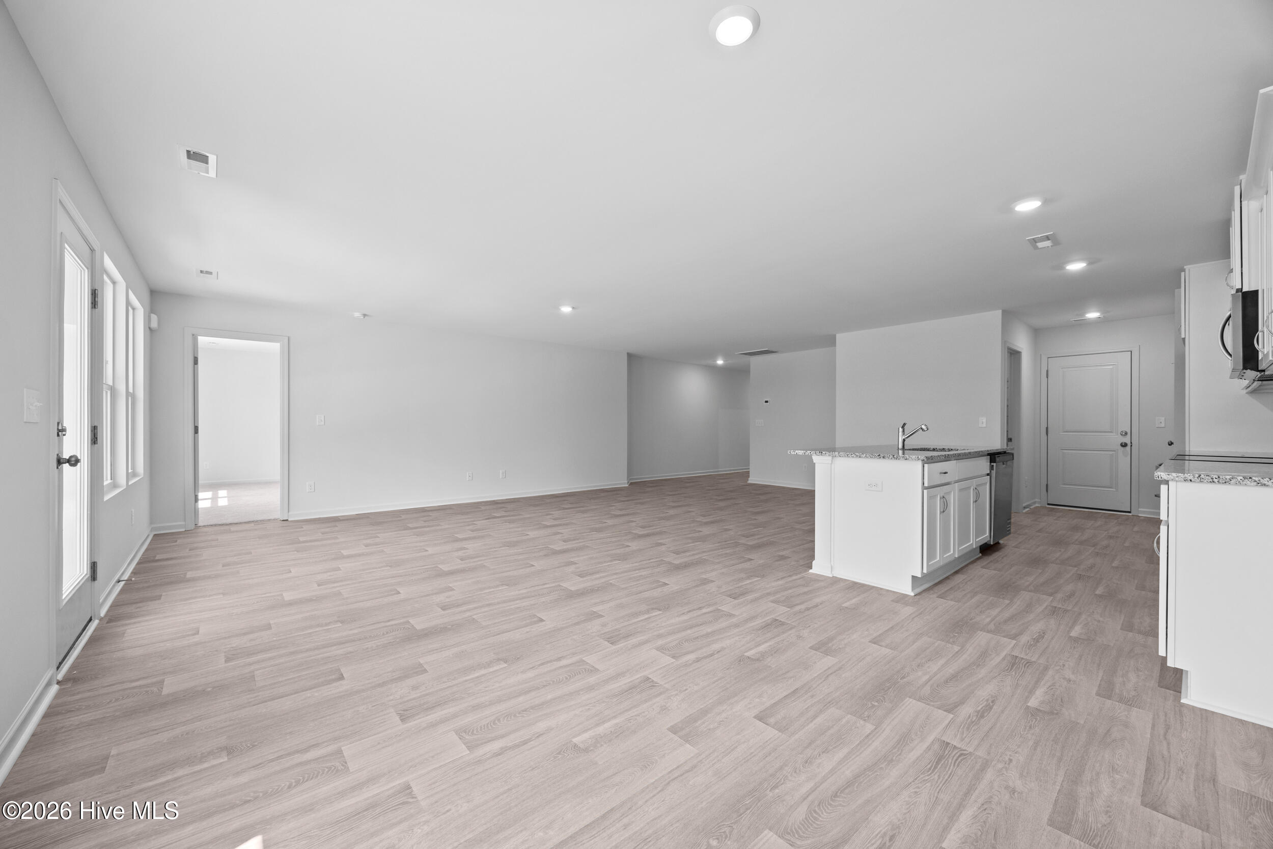 100570043 | Photo 17