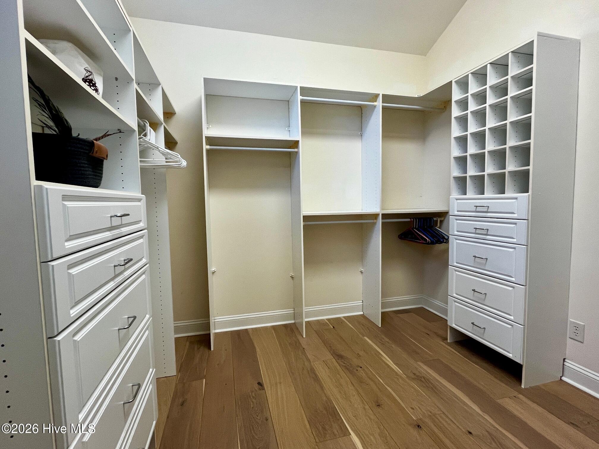 100566129 | Photo 29