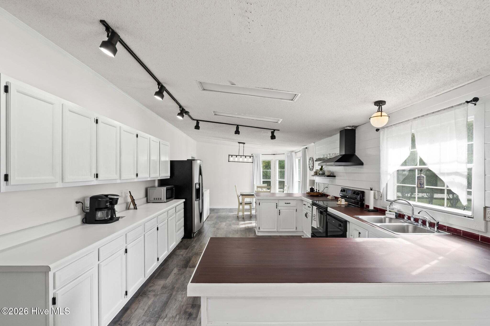 100562957 | Photo 21