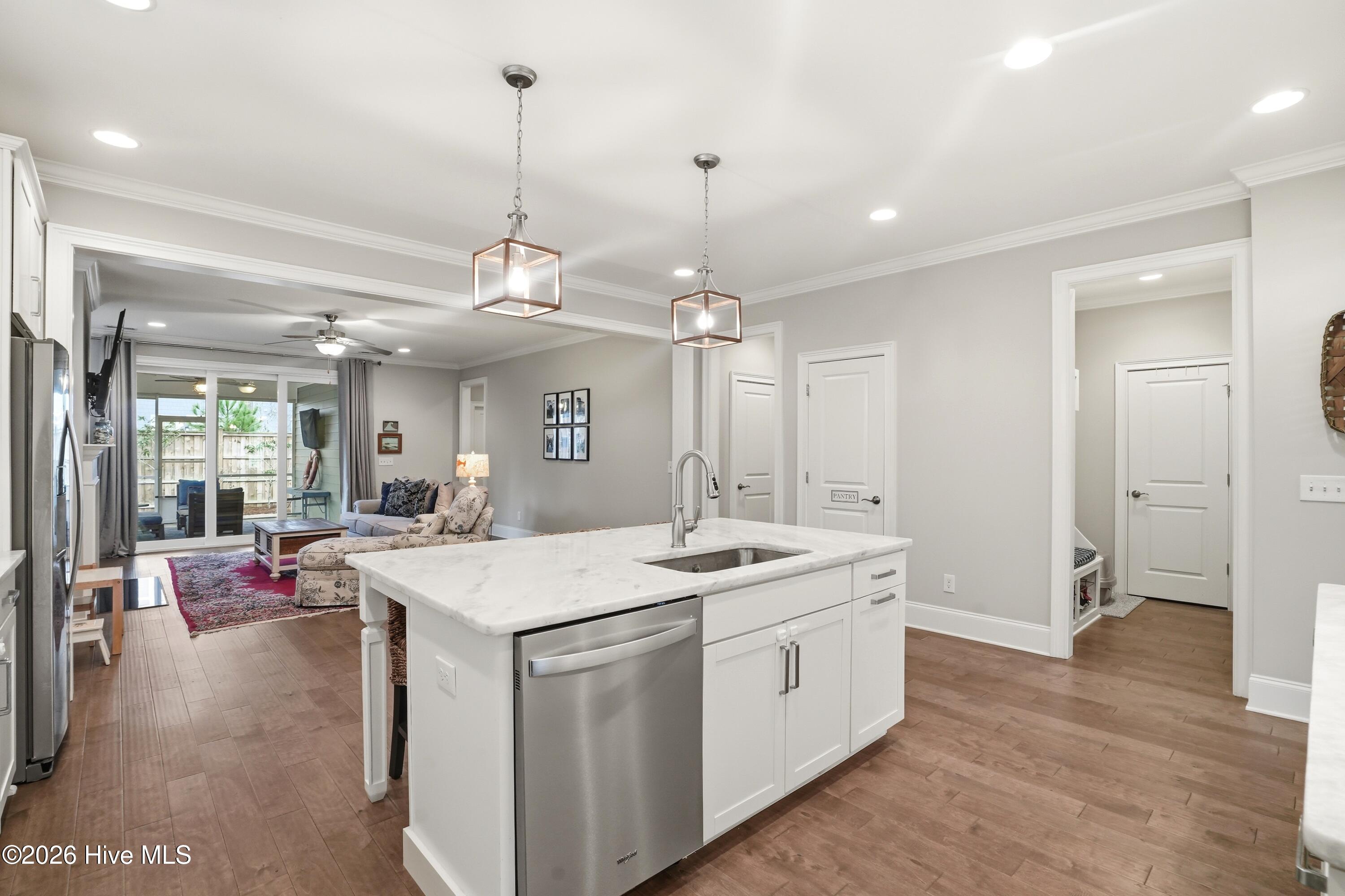 100561469 | Photo 16