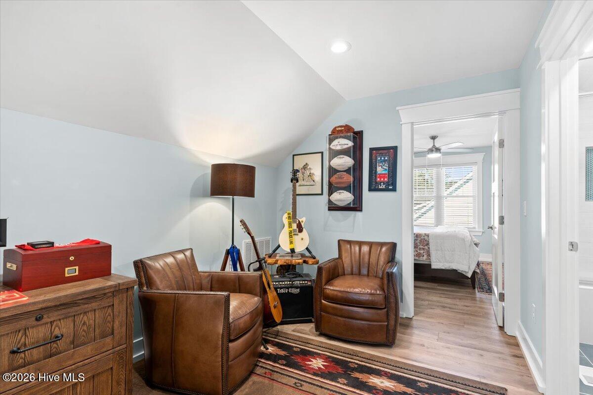 100547880 | Photo 34