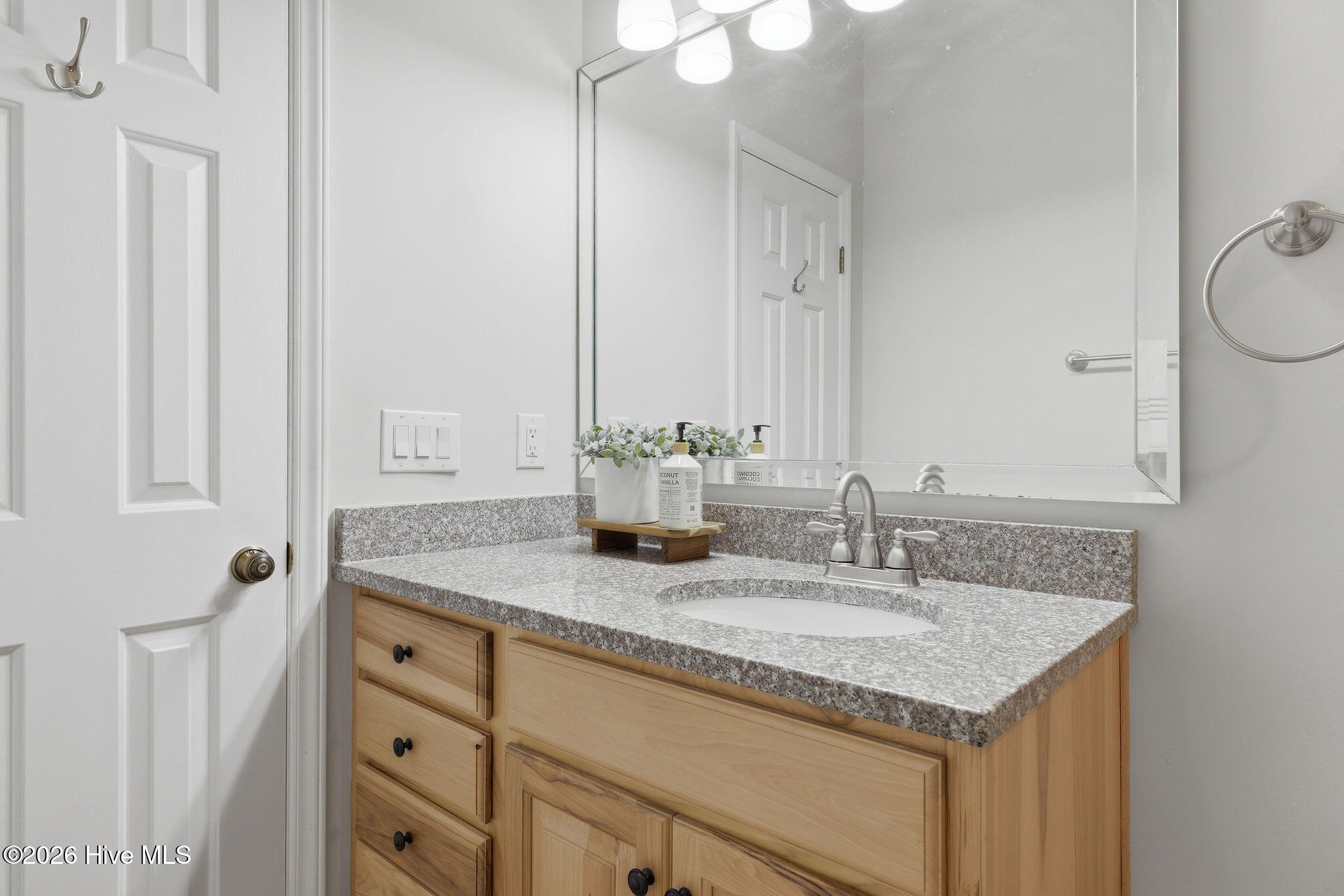 100569569 | Photo 42