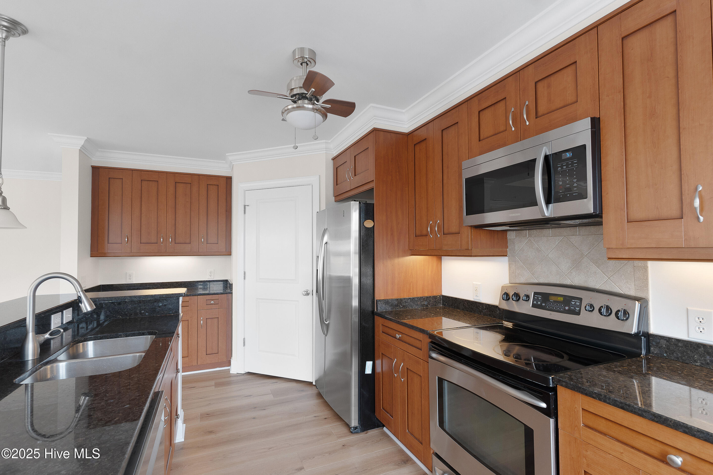 100506619 | Photo 11