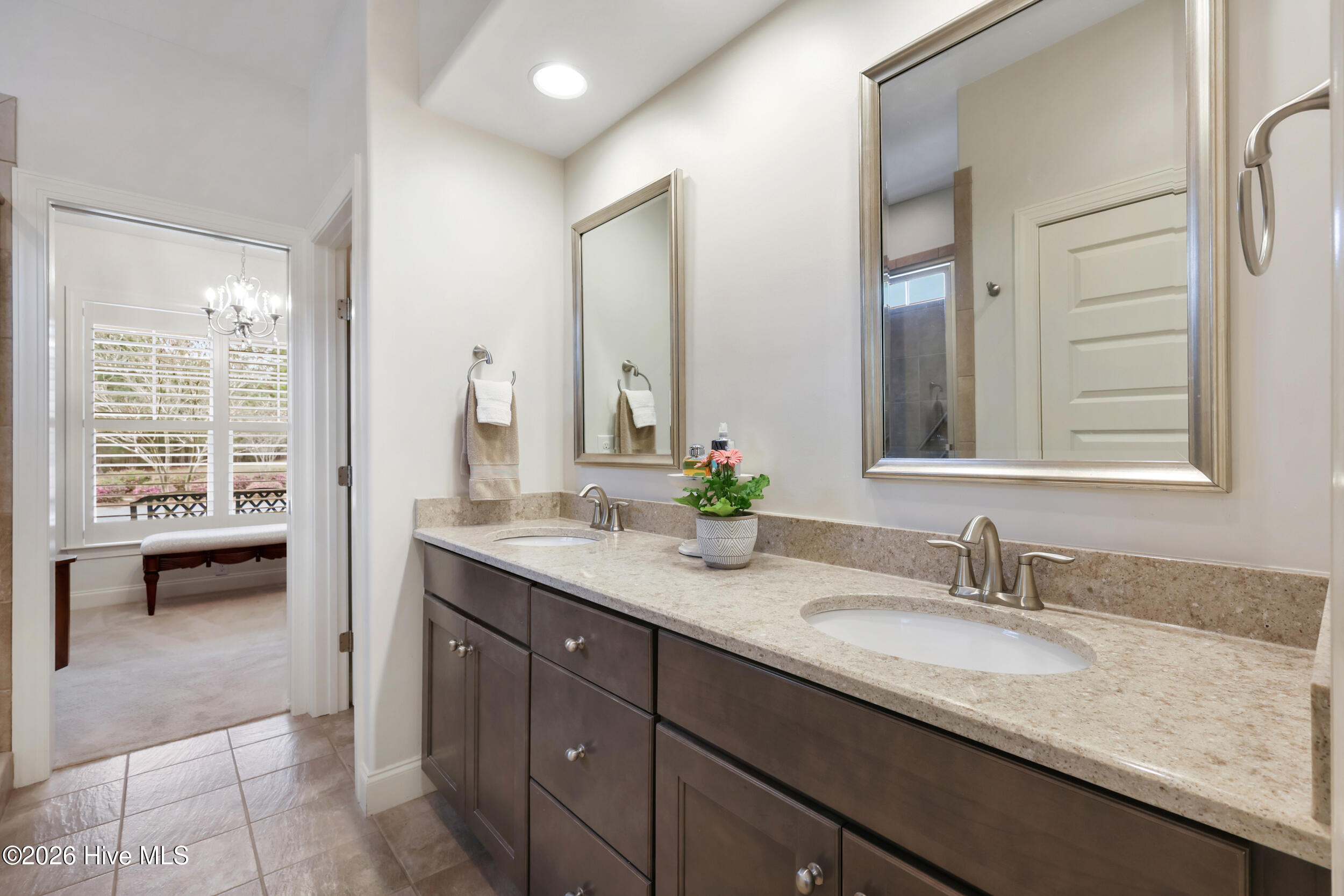 100561173 | Photo 32