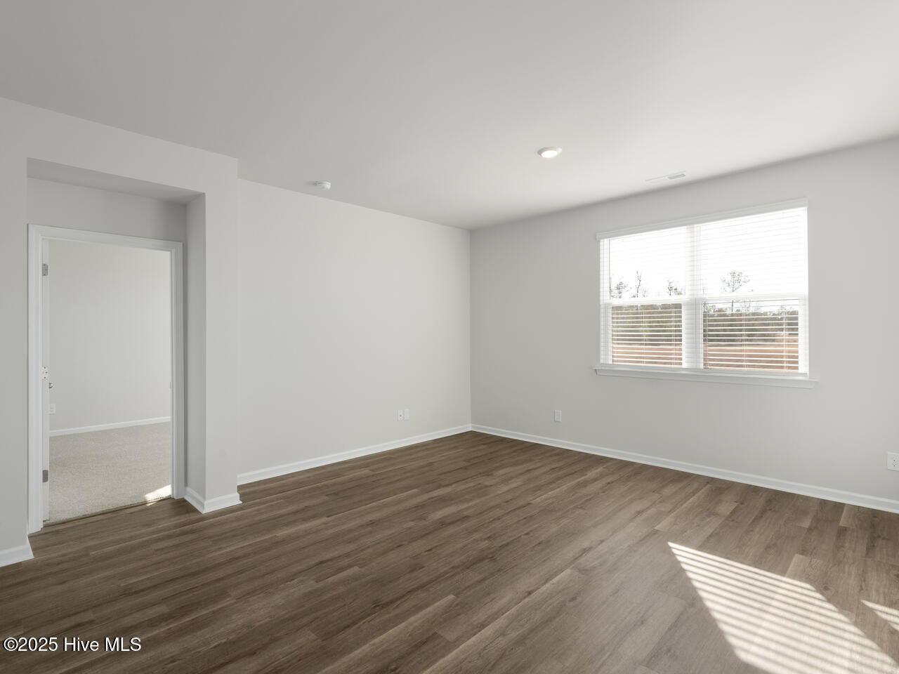 100562093 | Photo 14