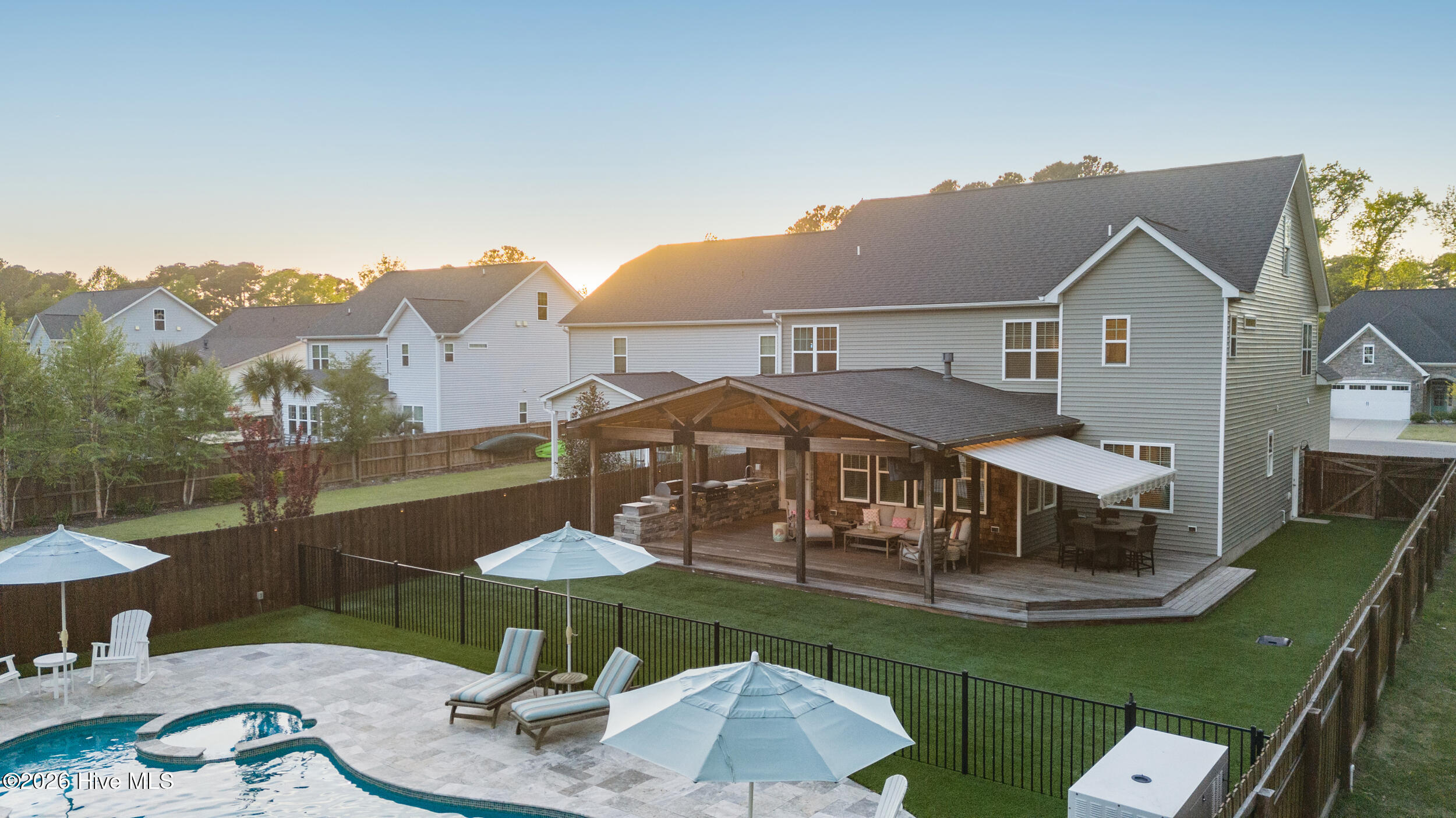 100566940 | Photo 92