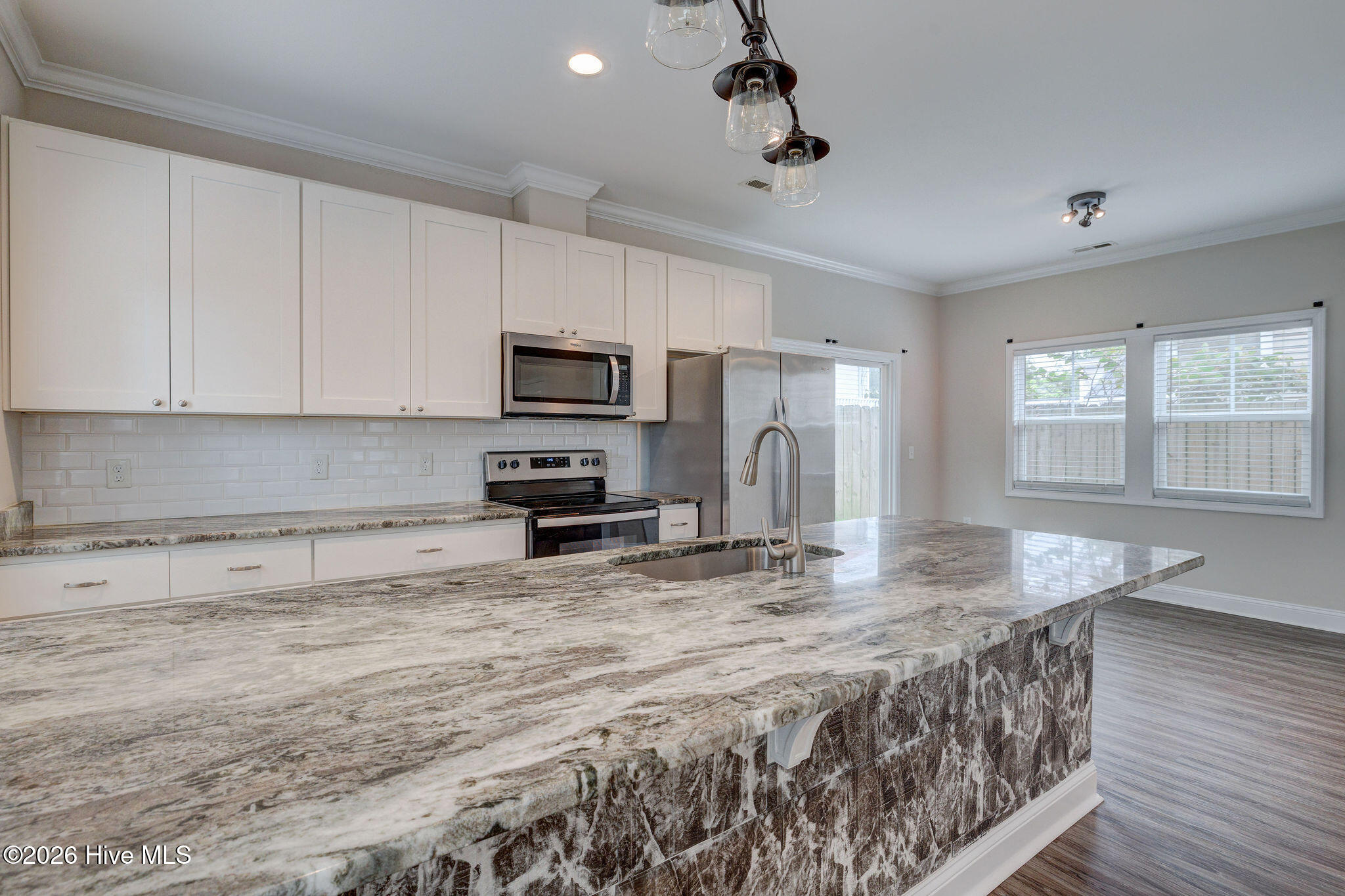 100562693 | Photo 19