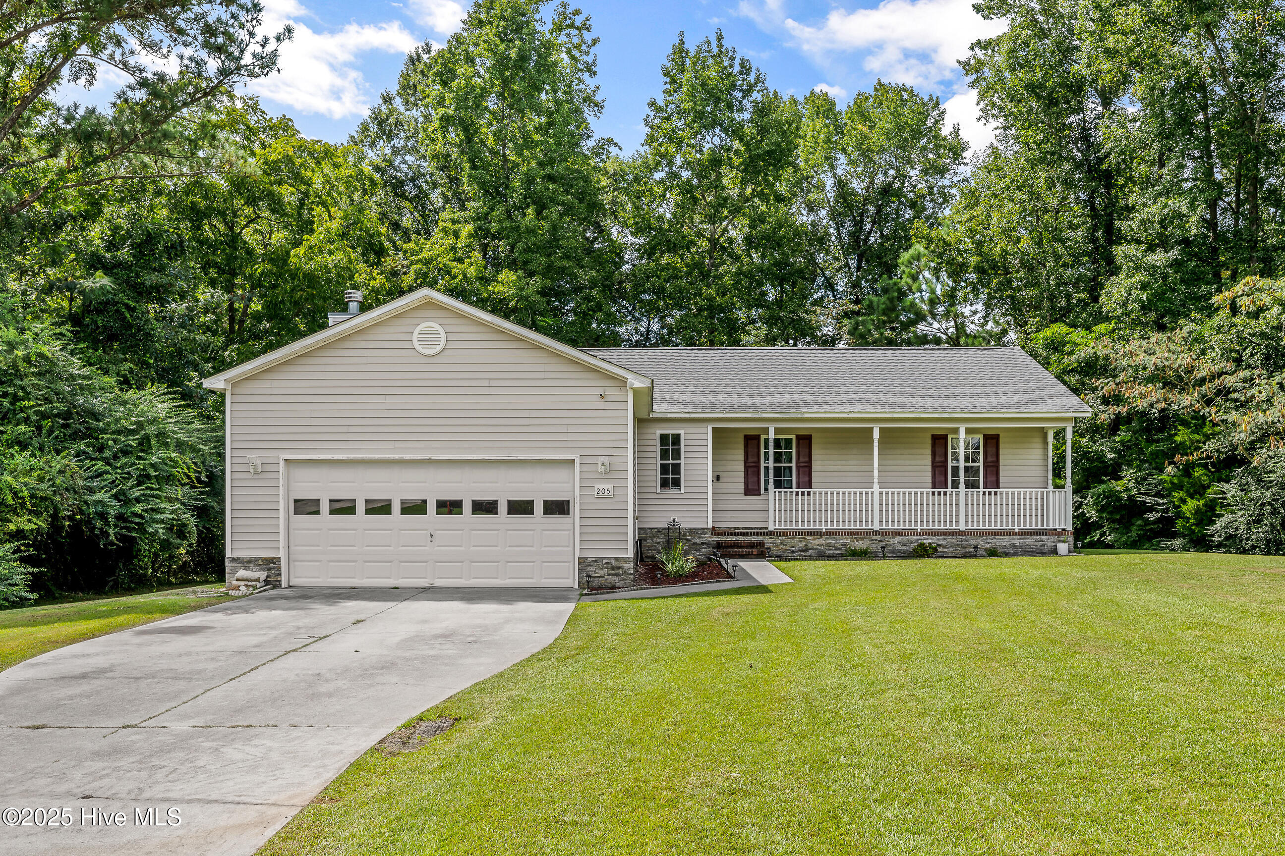 205 Bishop Drive, Jacksonville, NC 28540 – photo 1 of 24: 01