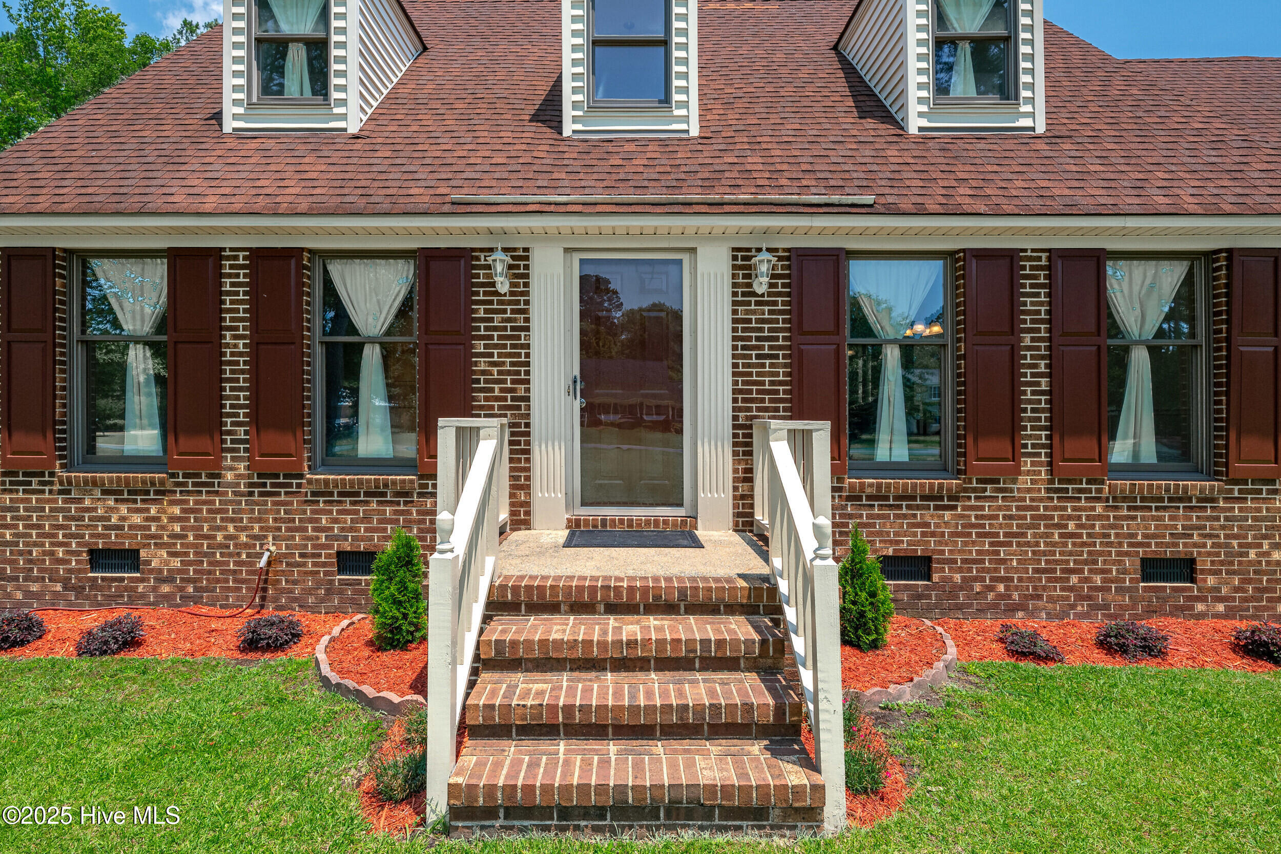 601shelleydr-exterior-11