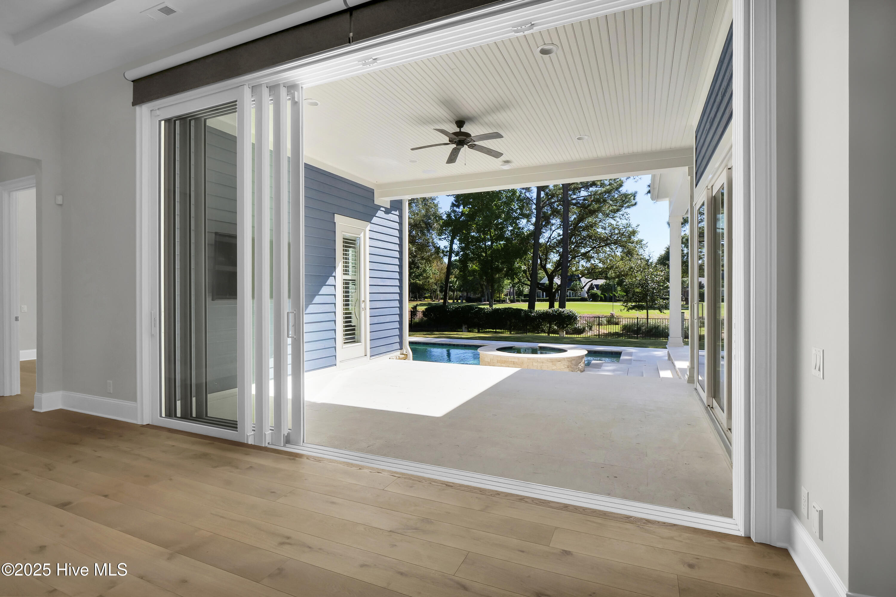 100538861 | Photo 22