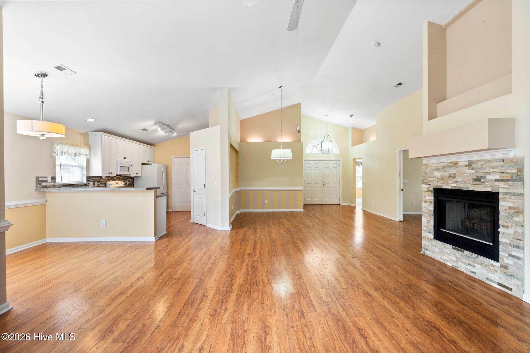 100558040 | Photo 11