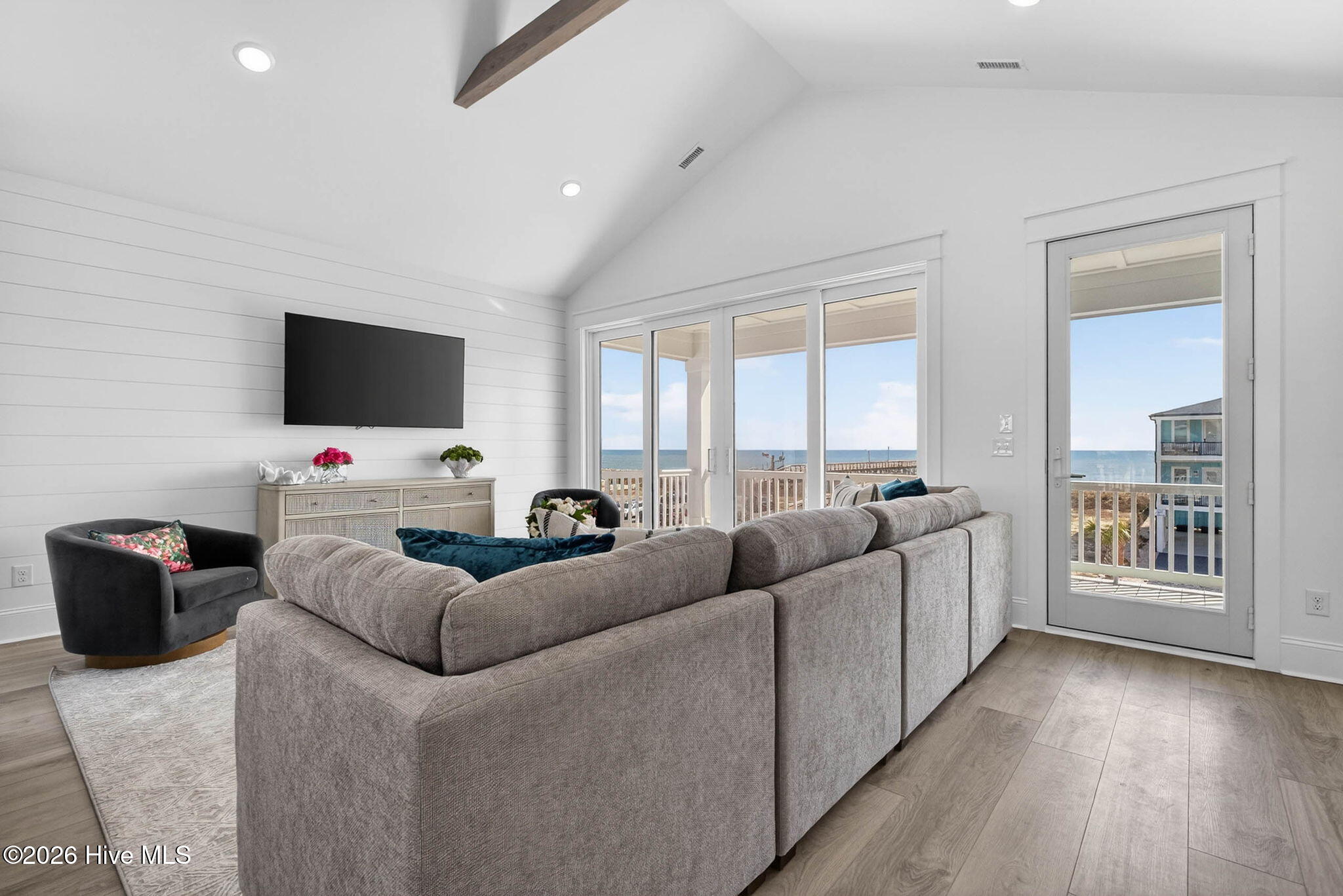 100543300 | Photo 61