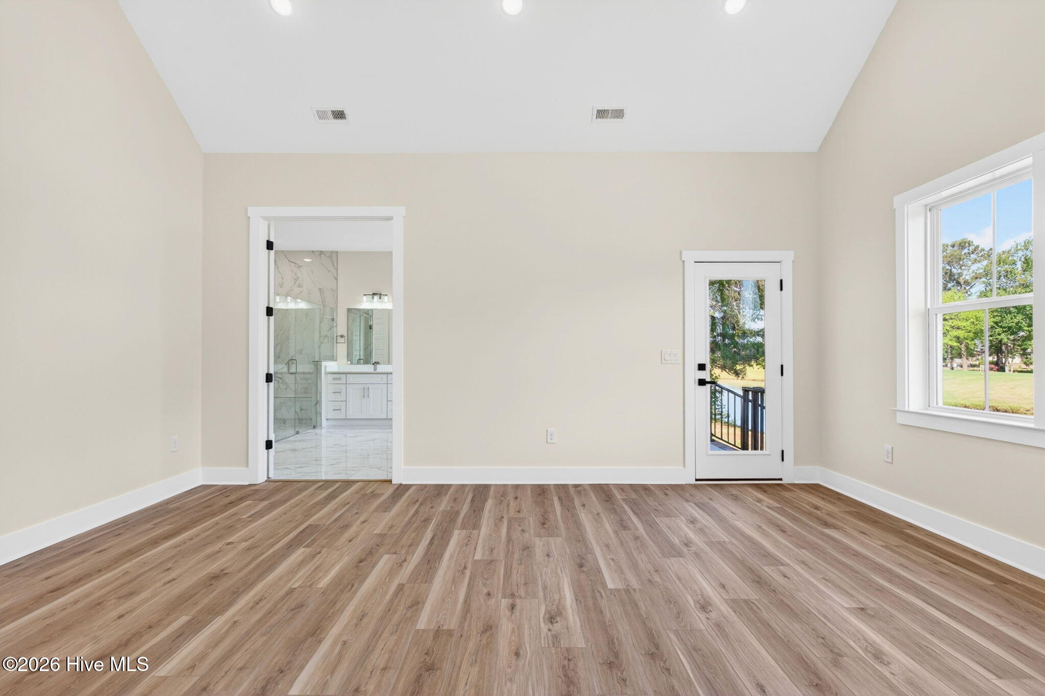 100568512 | Photo 33