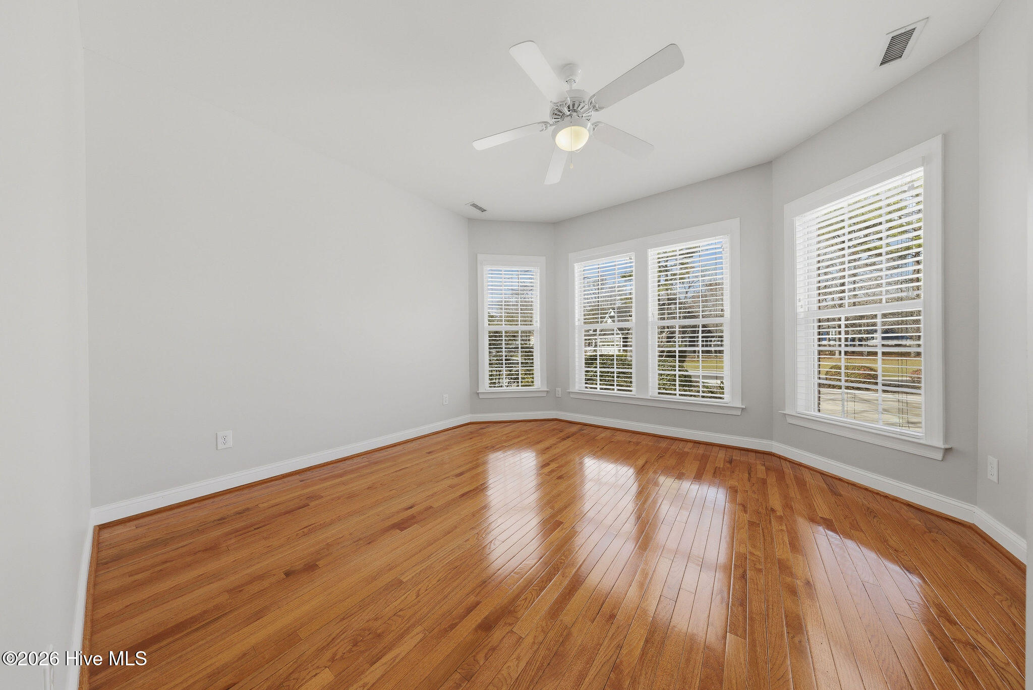 100560858 | Photo 40