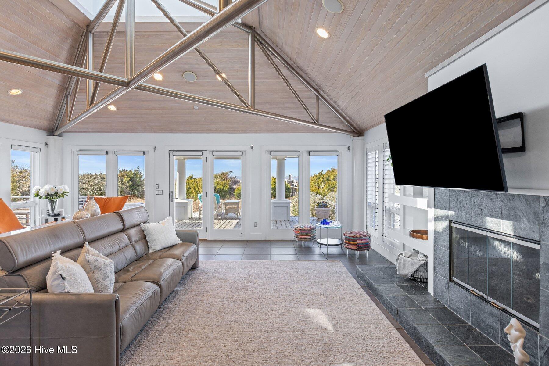 100558974 | Photo 18