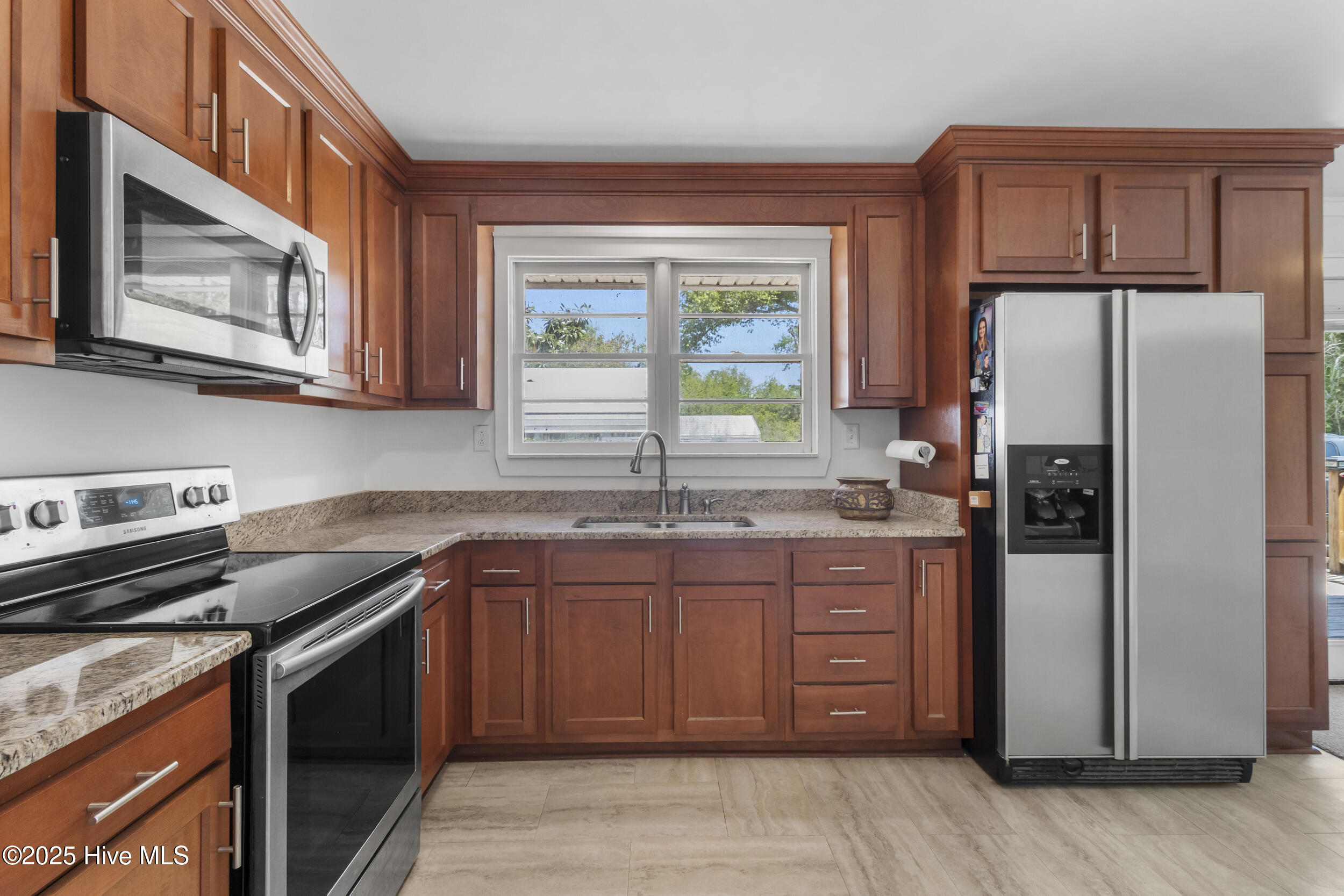 100570665 | Photo 10