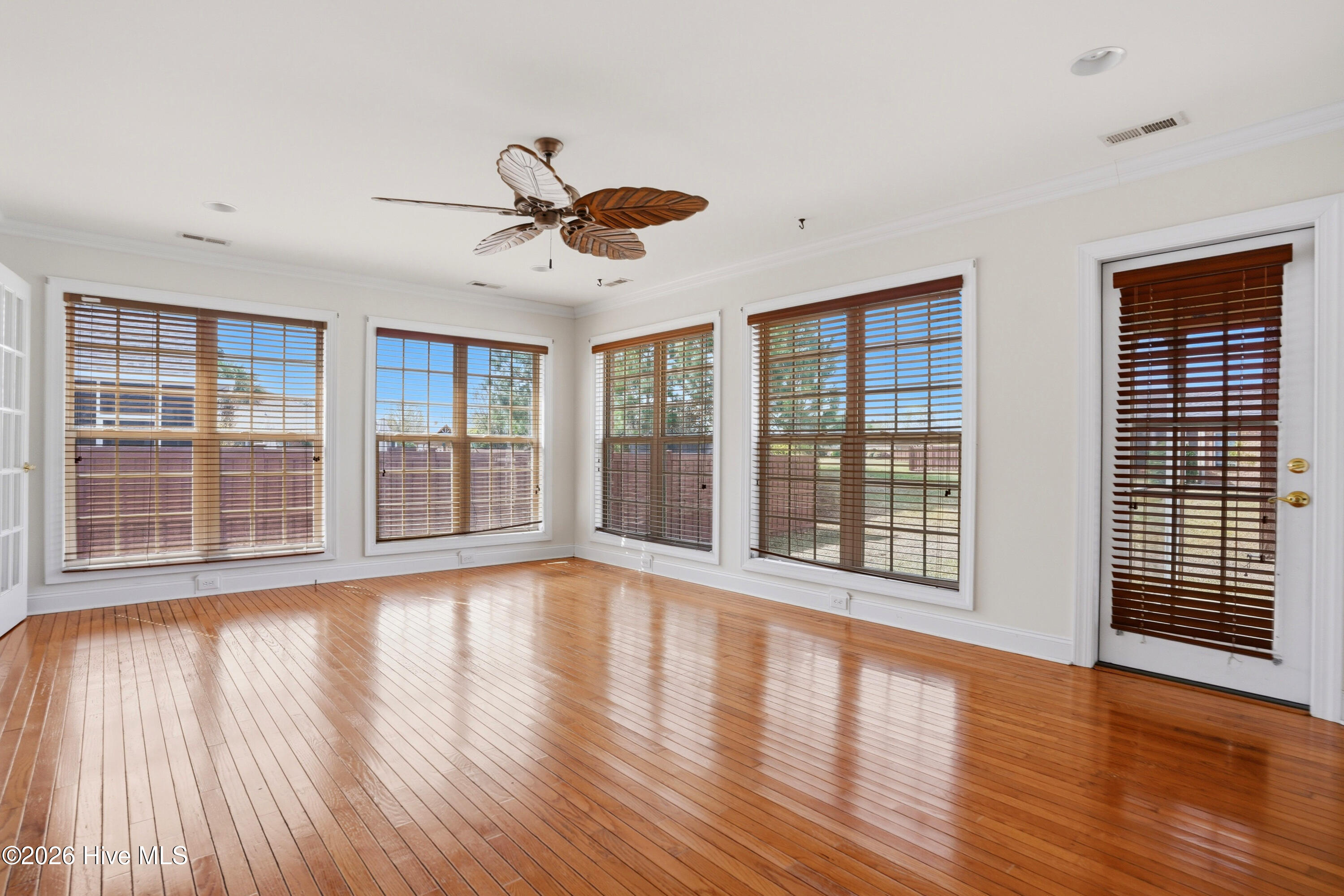 100562677 | Photo 16