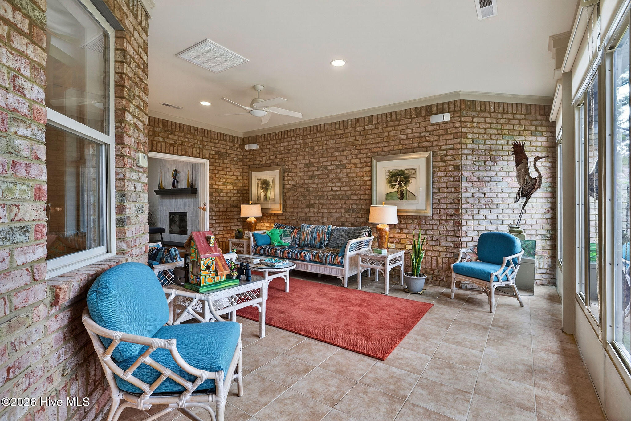 100565990 | Photo 47