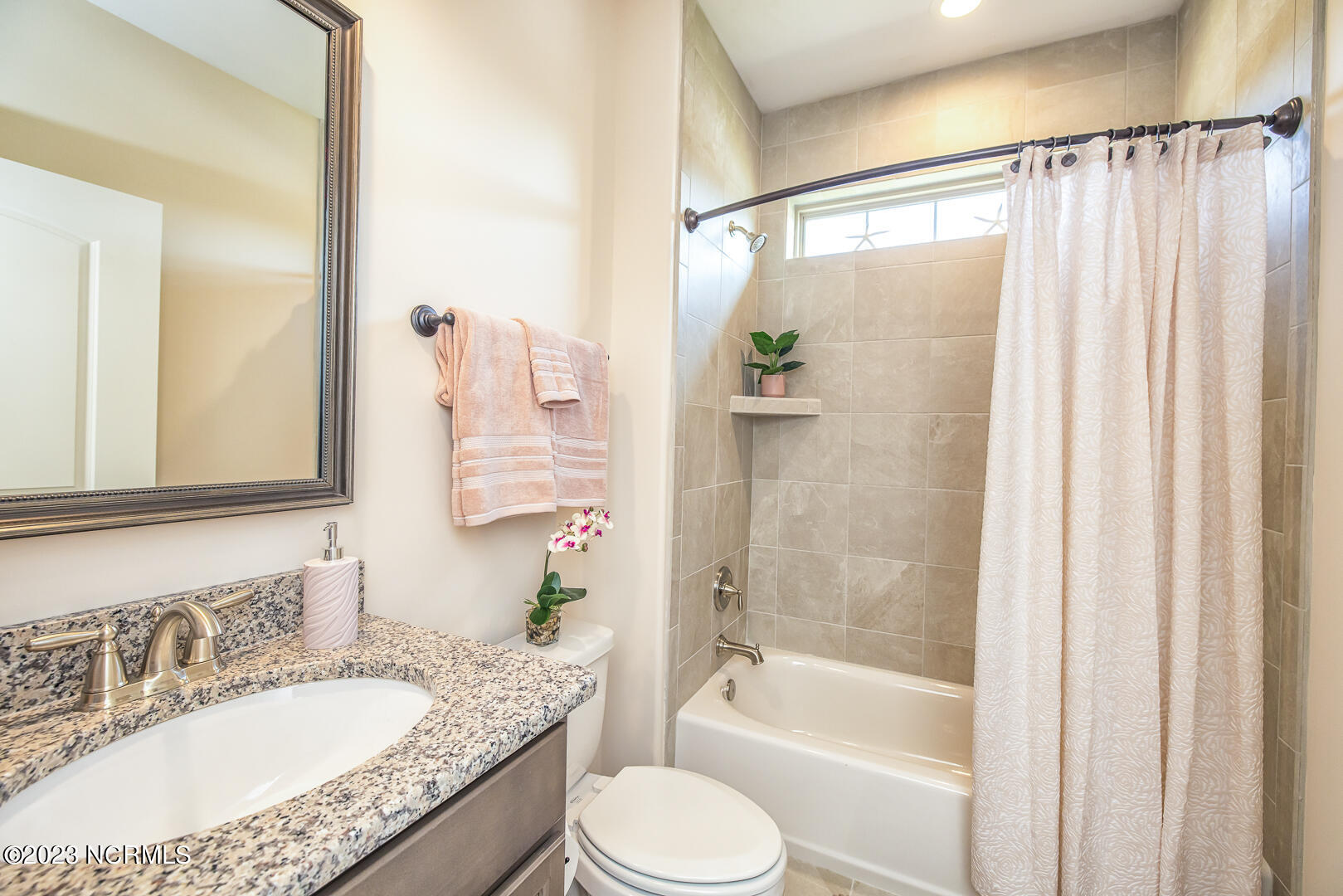 100512925 | Photo 35