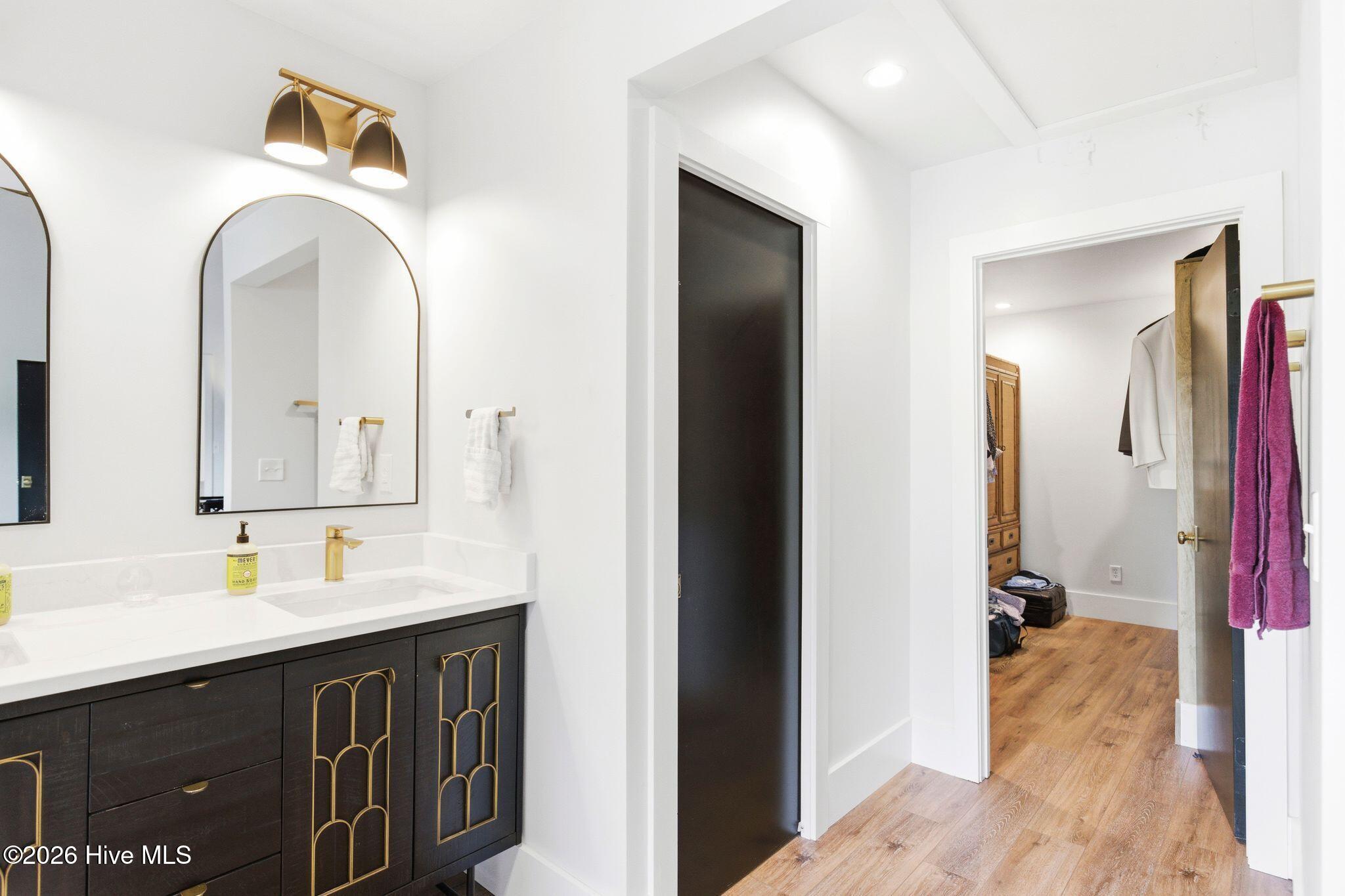 100568012 | Photo 51