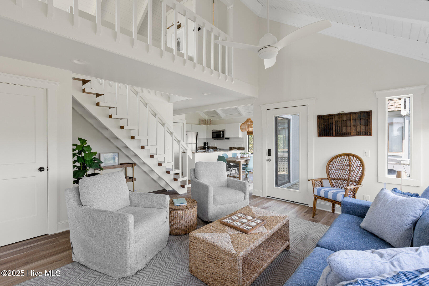 100540785 | Photo 11