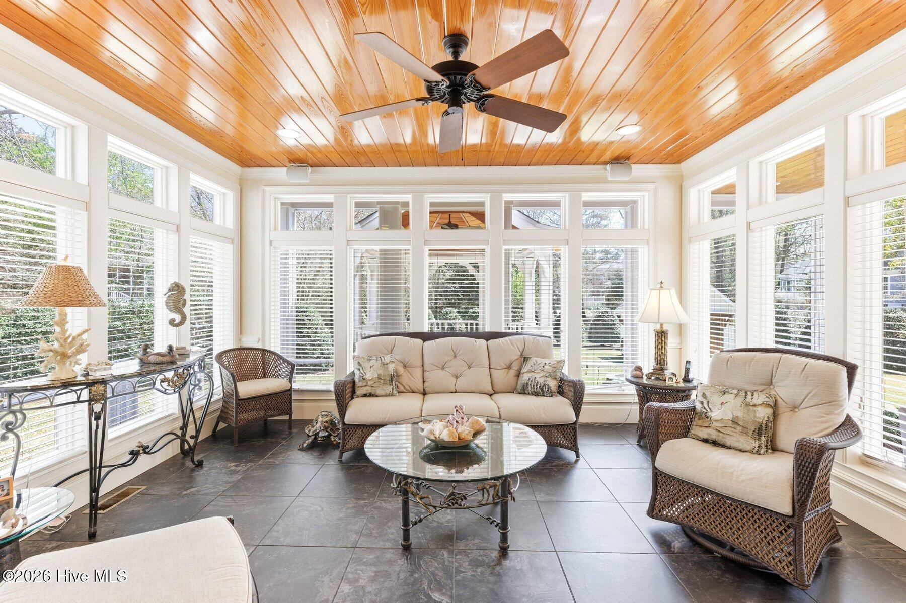 100562414 | Photo 22