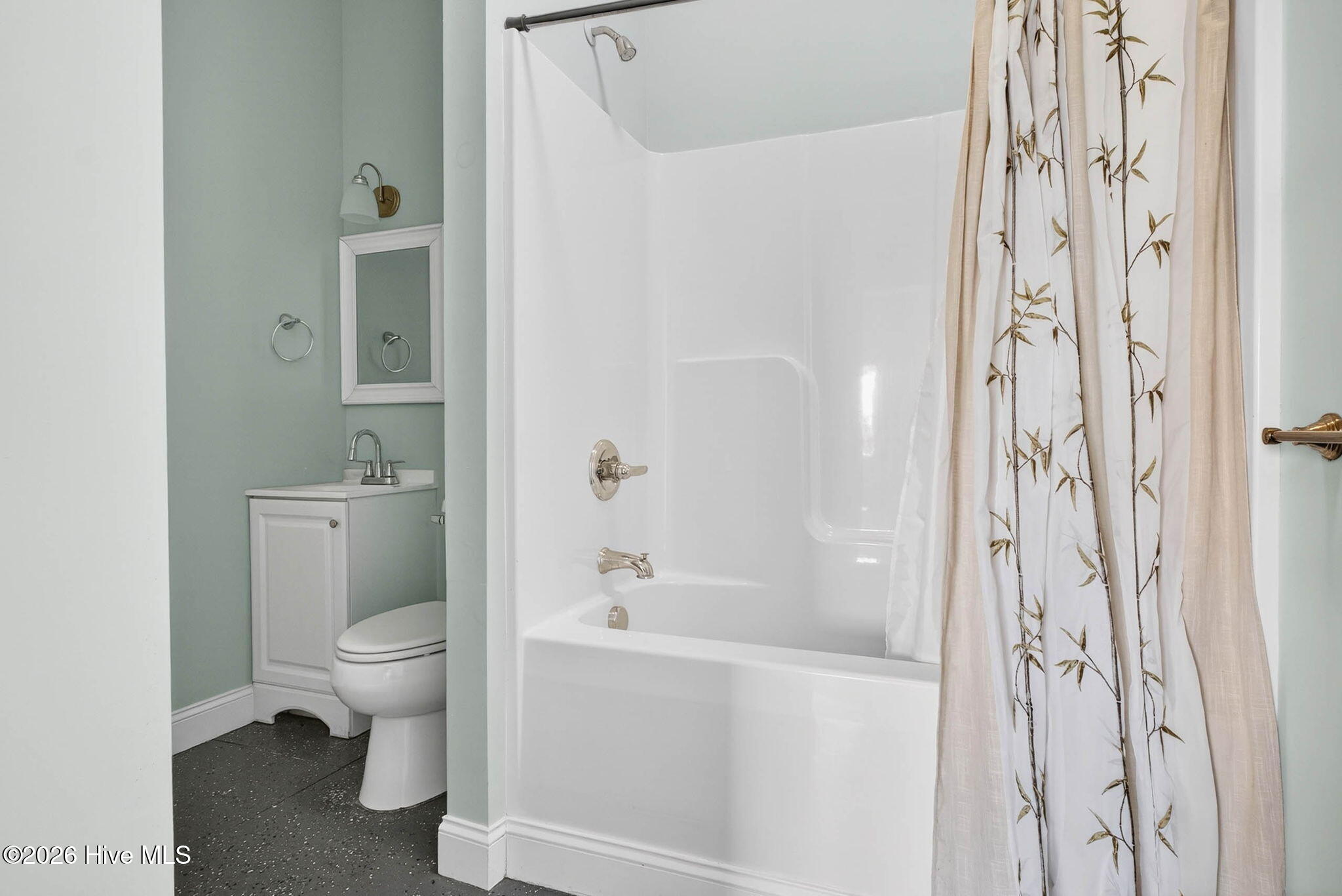 100563982 | Photo 60