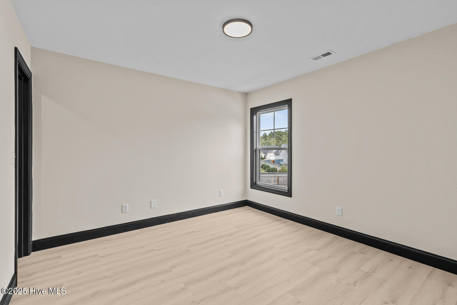 100536323 | Photo 38