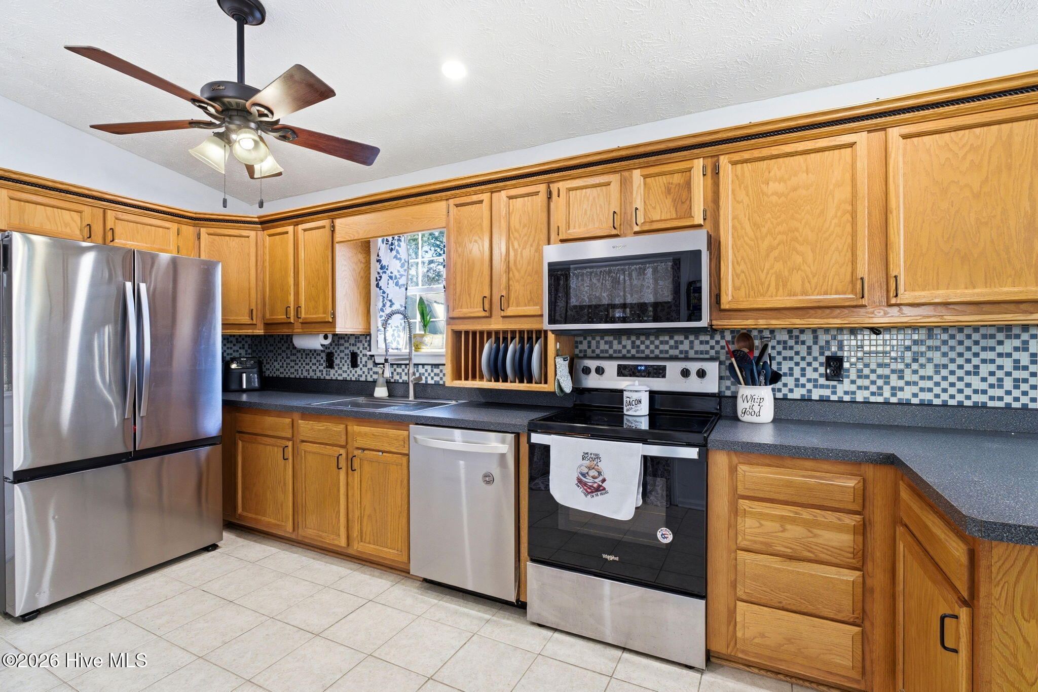 100561818 | Photo 11