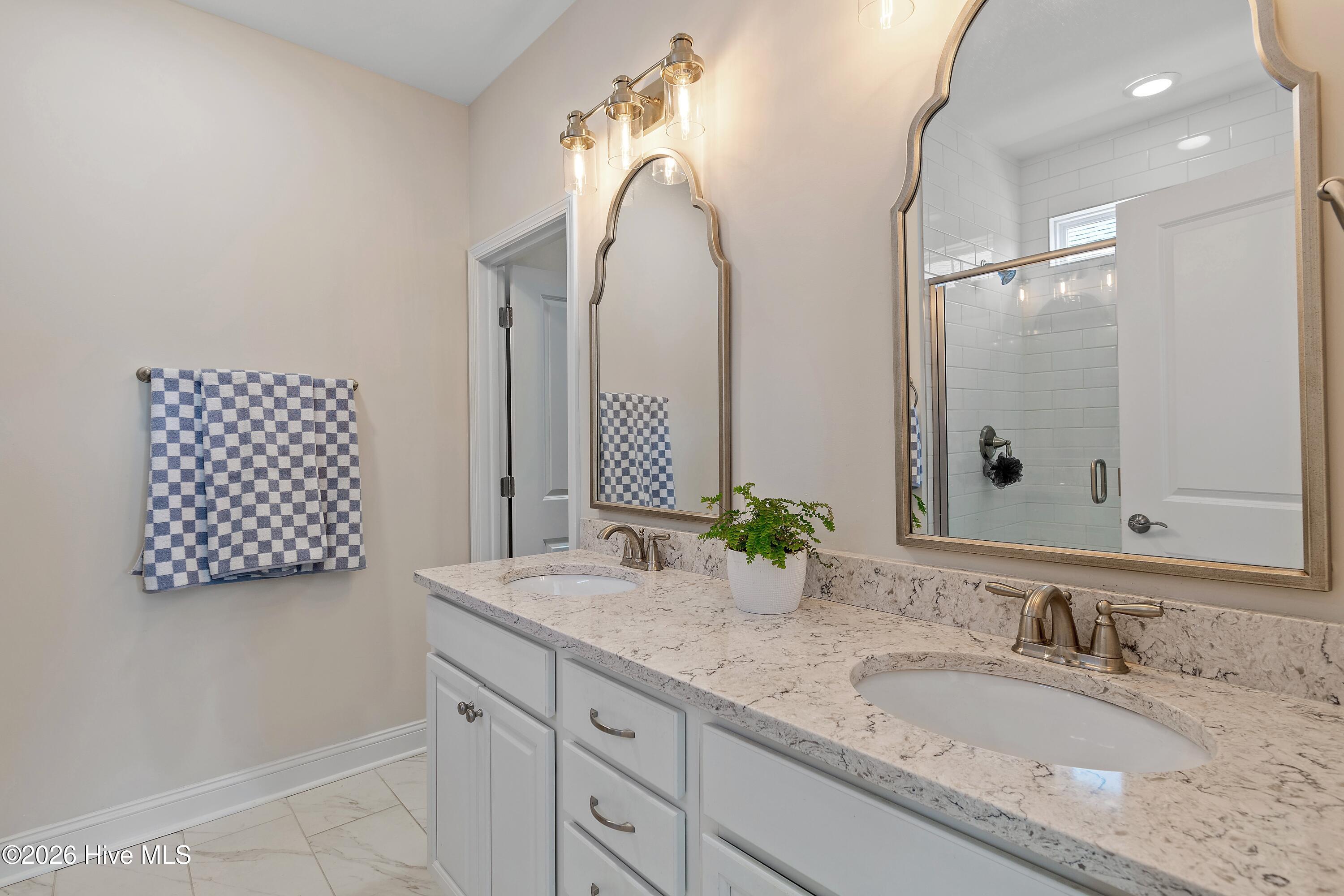 100555351 | Photo 18