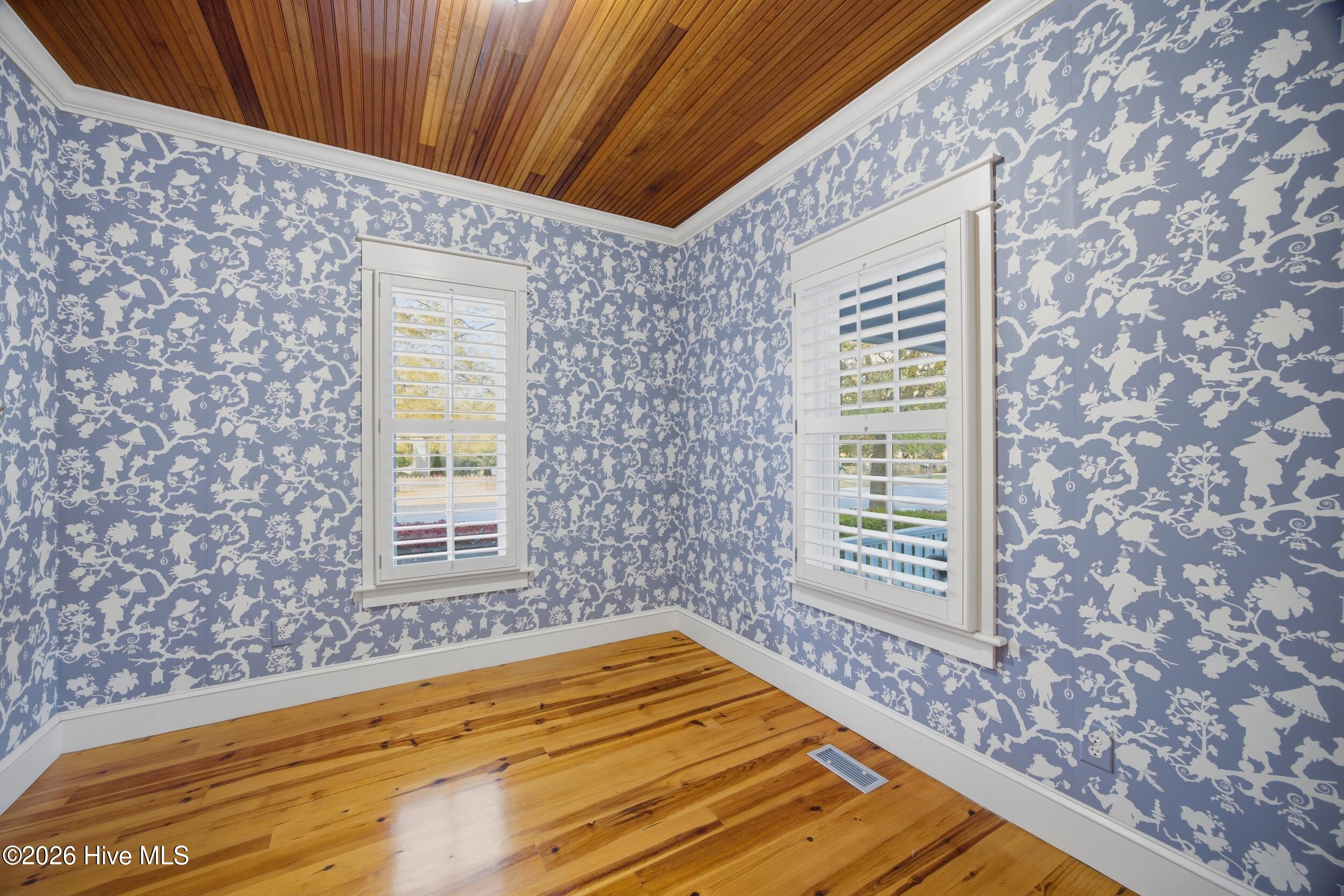 100566122 | Photo 12