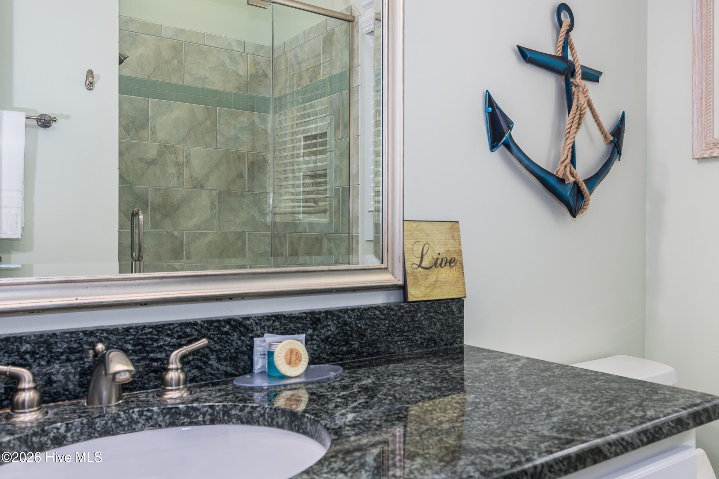 100570305 | Photo 16