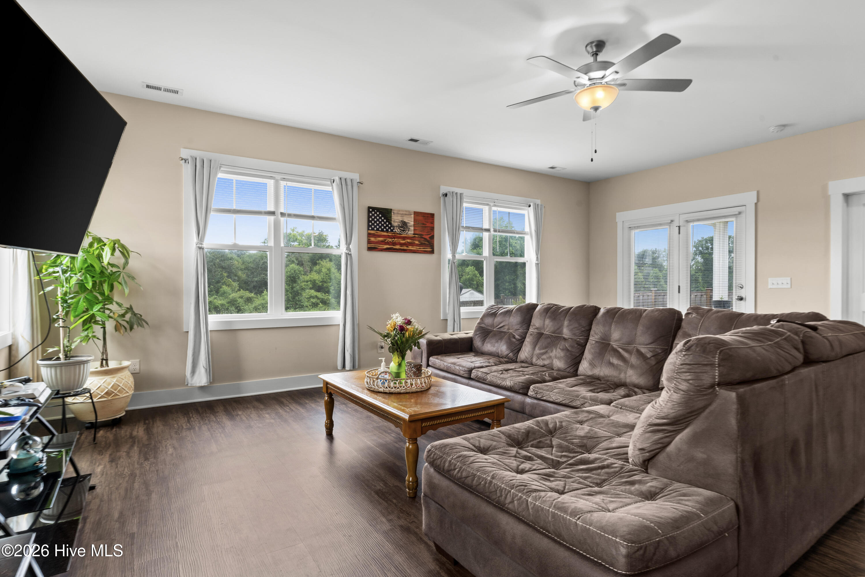 100569273 | Photo 21