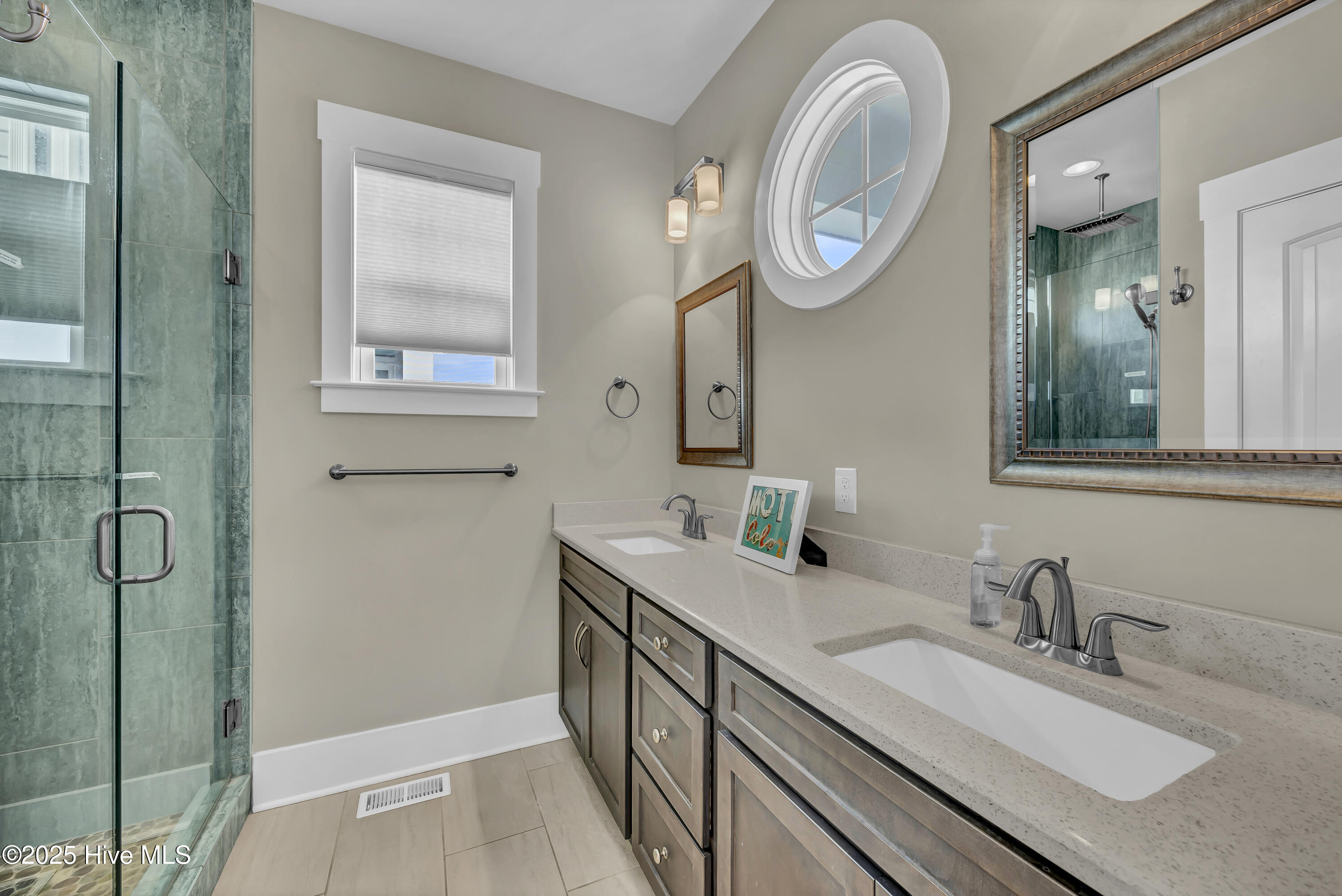 100535596 | Photo 47