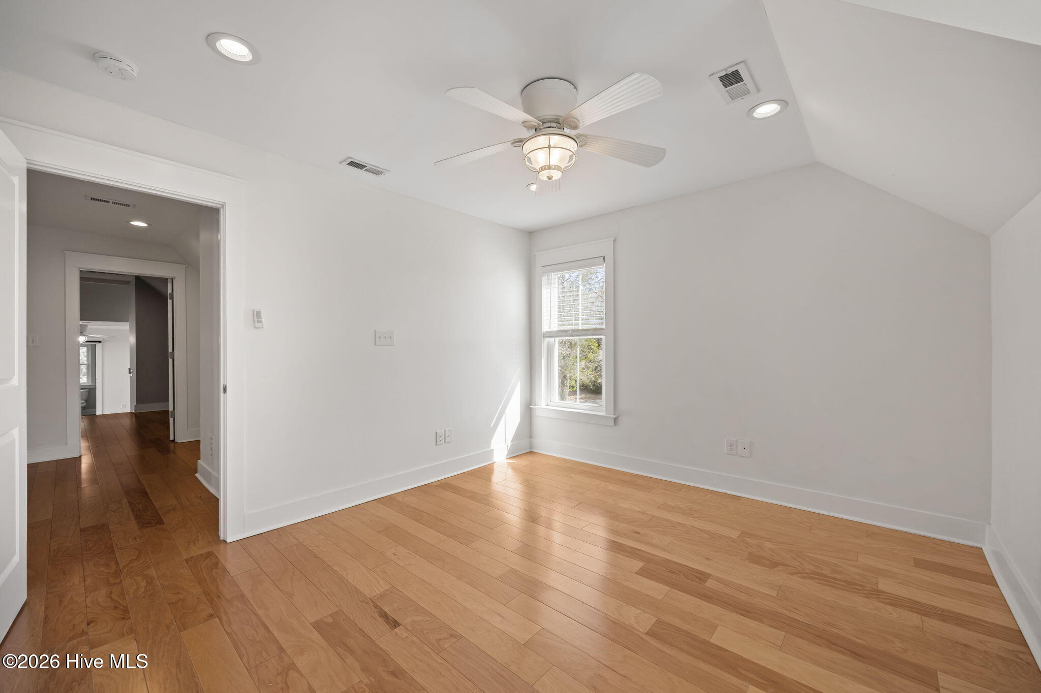 100558576 | Photo 50