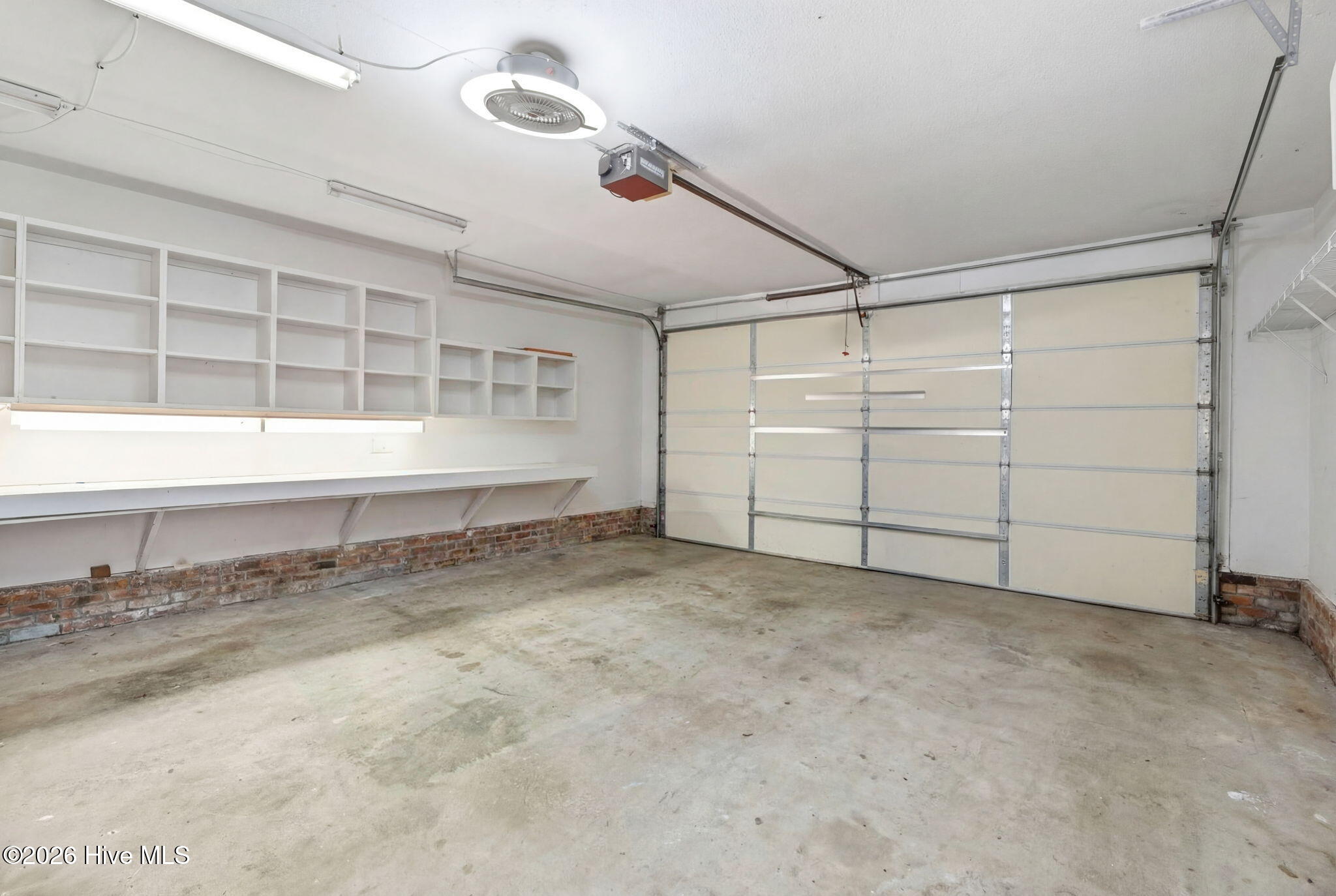 100560185 | Photo 35