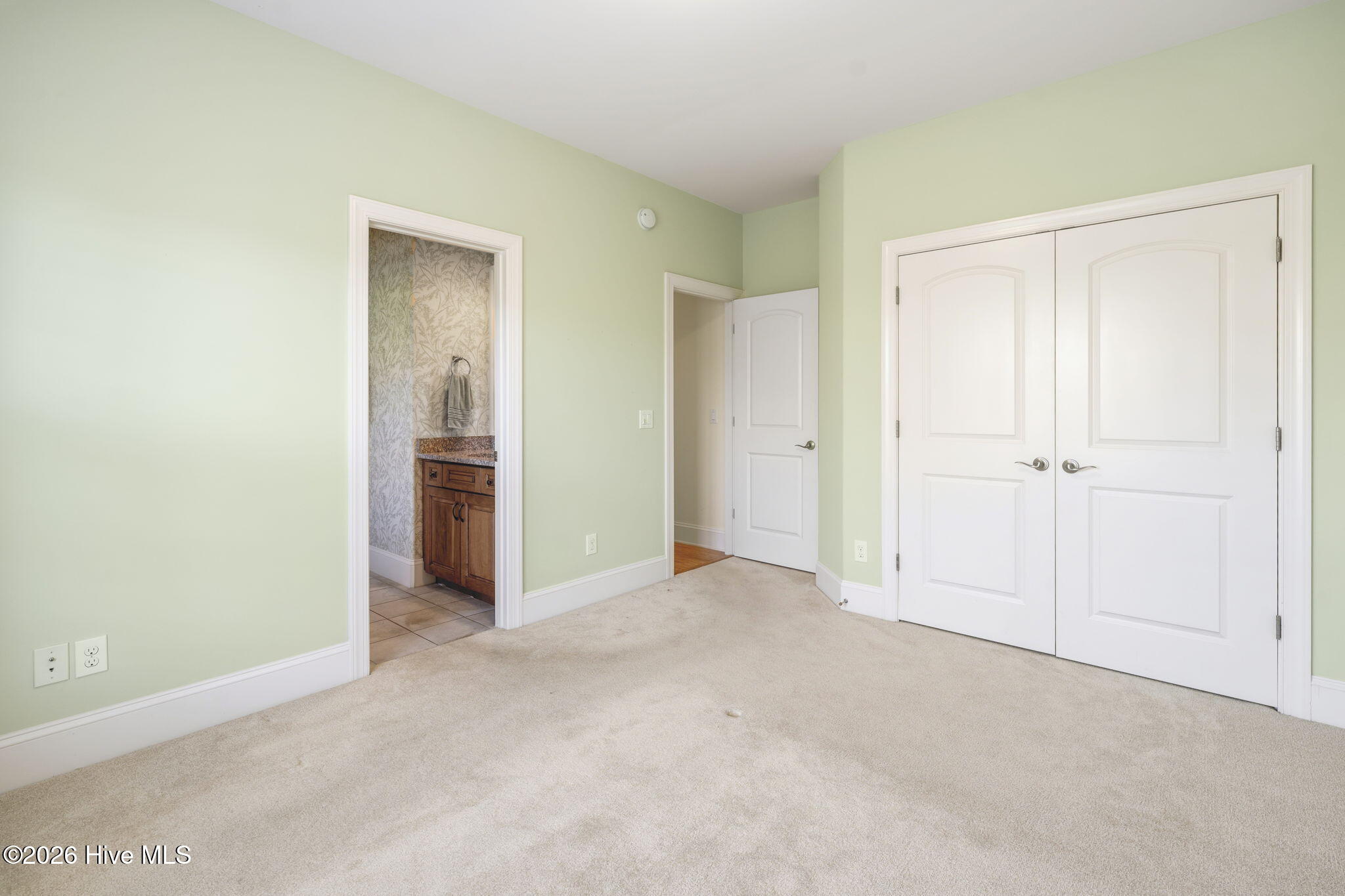 100568183 | Photo 35