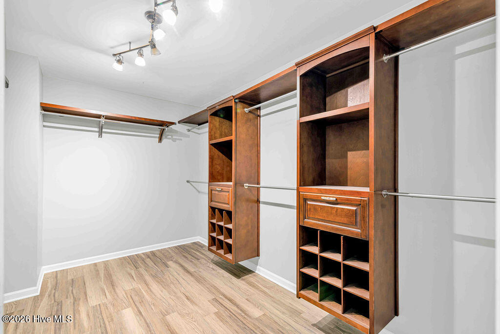 100548964 | Photo 29