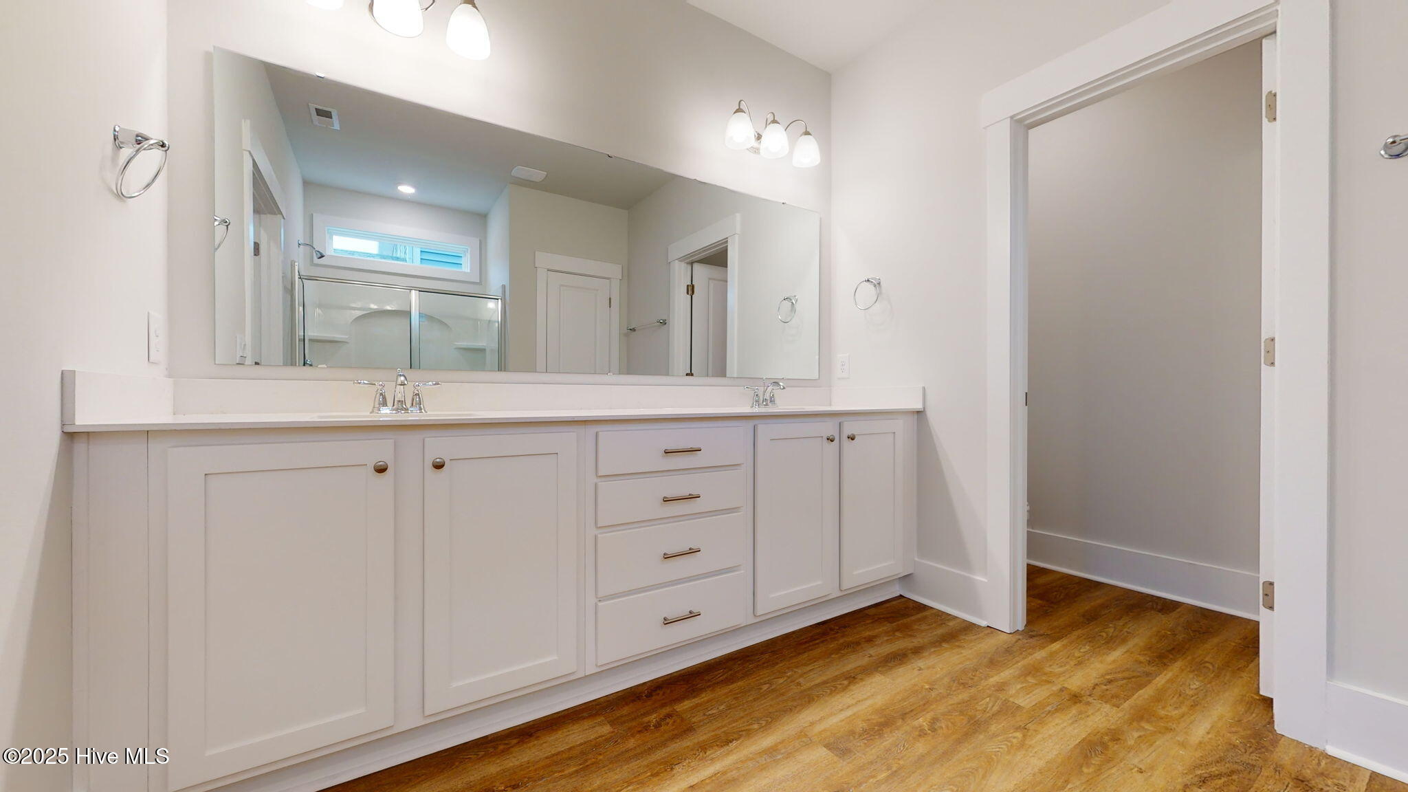 100543683 | Photo 35