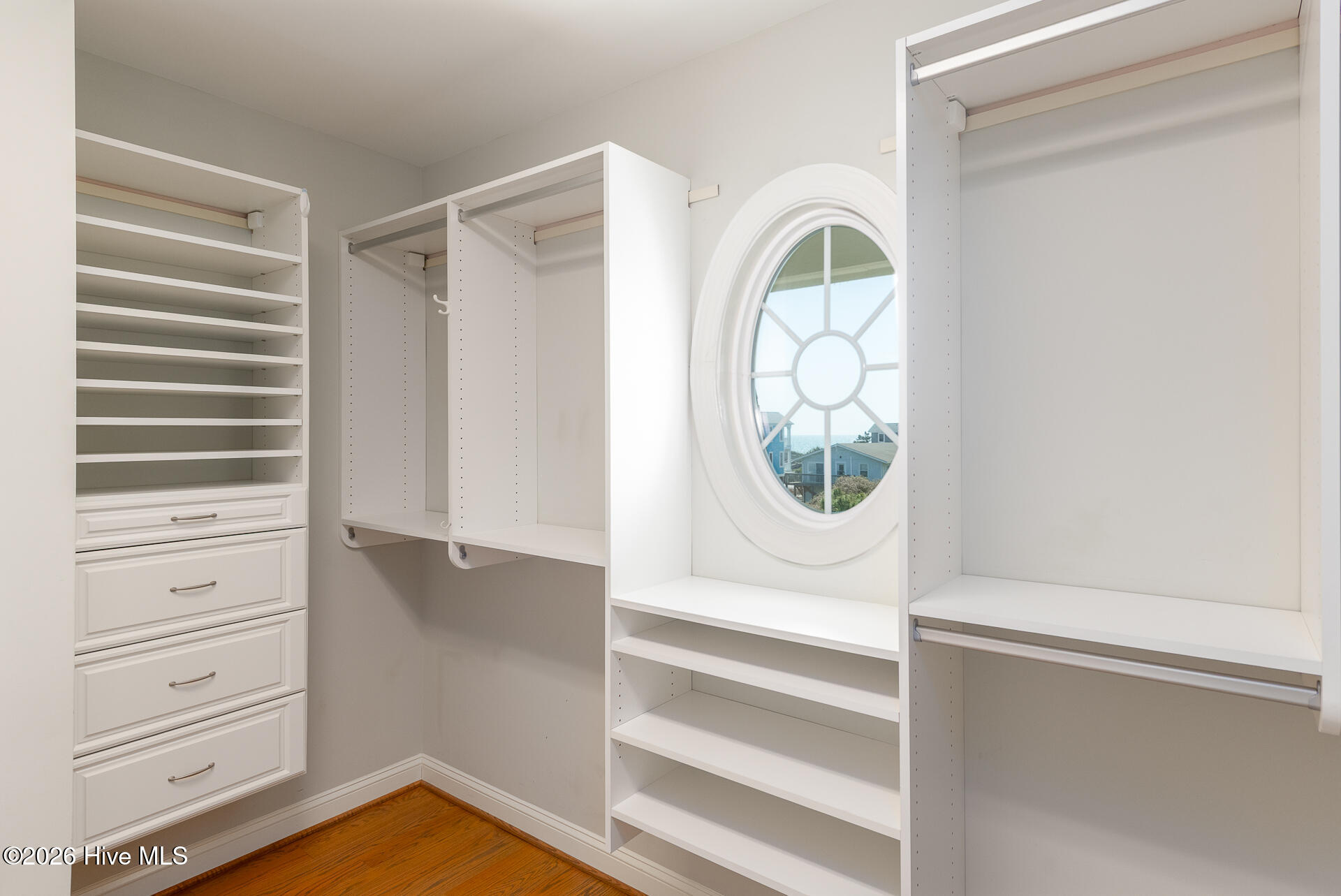 100562037 | Photo 49