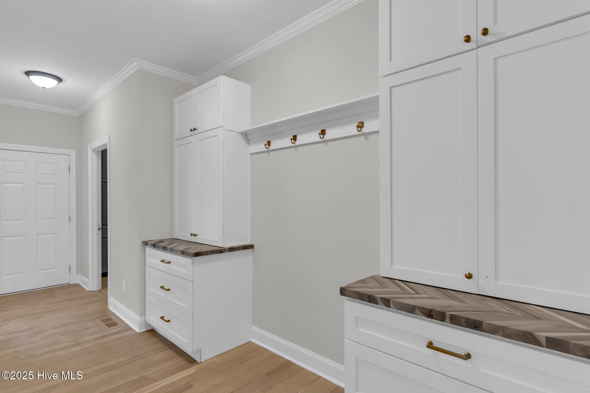 100532167 | Photo 47