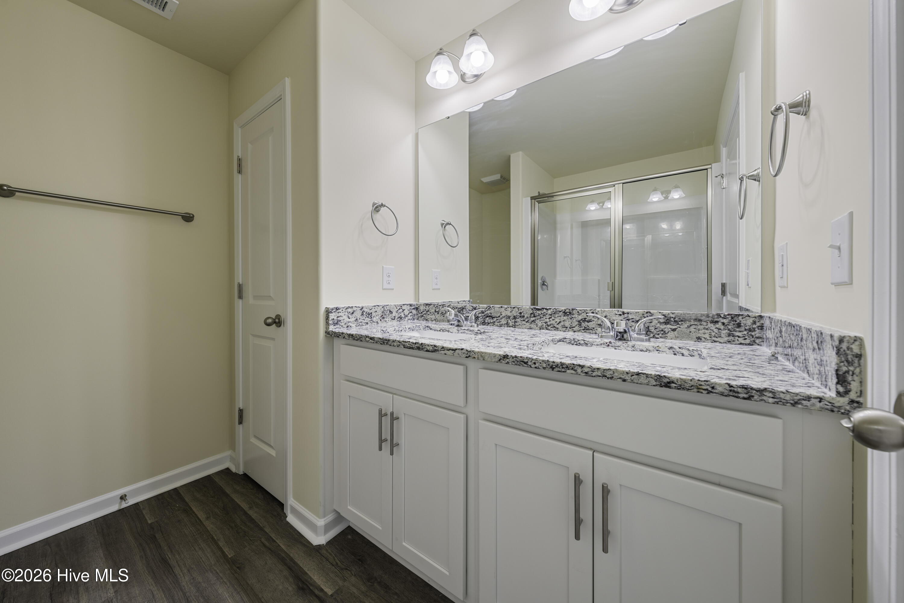 100550790 | Photo 22