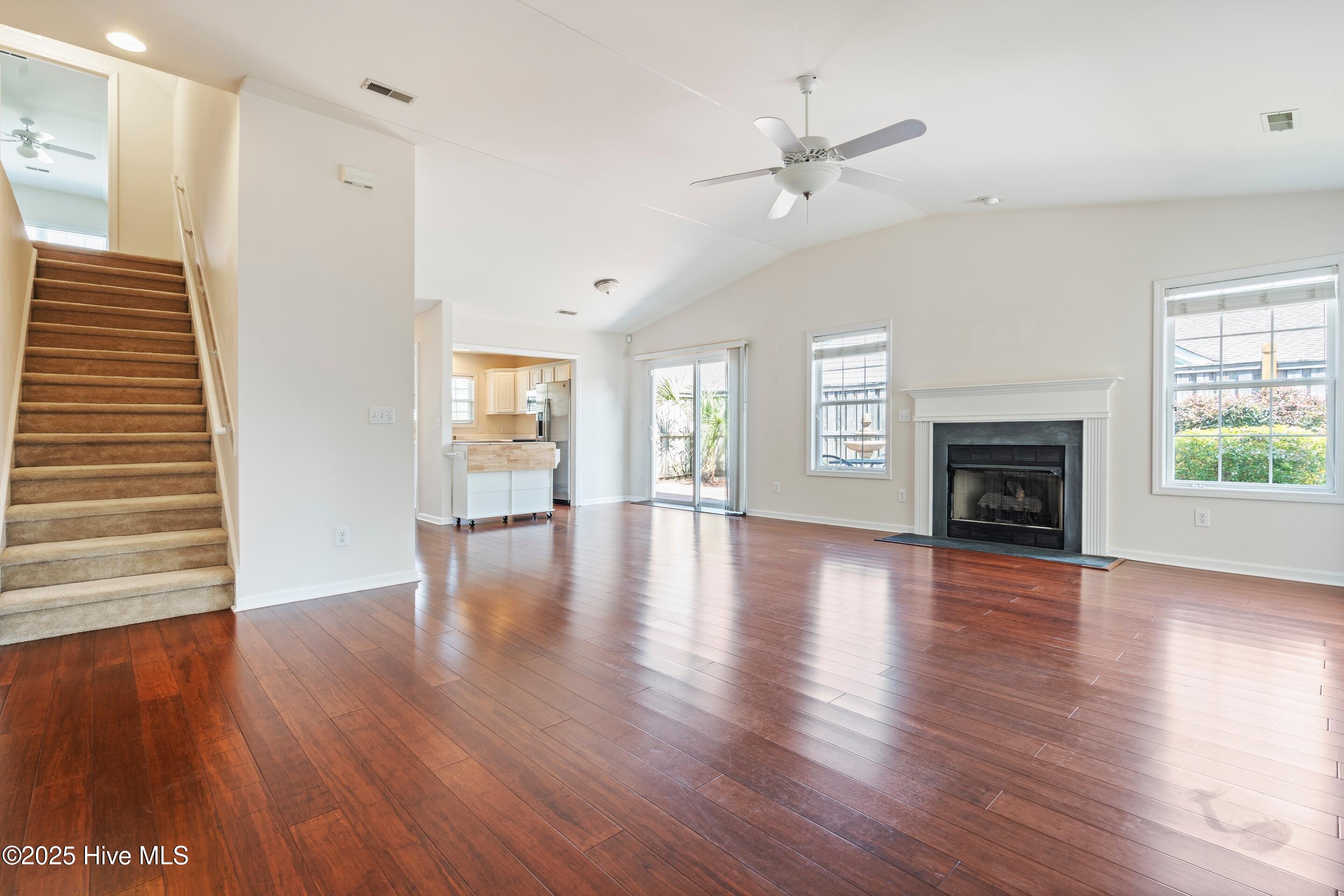 100511628 | Photo 23