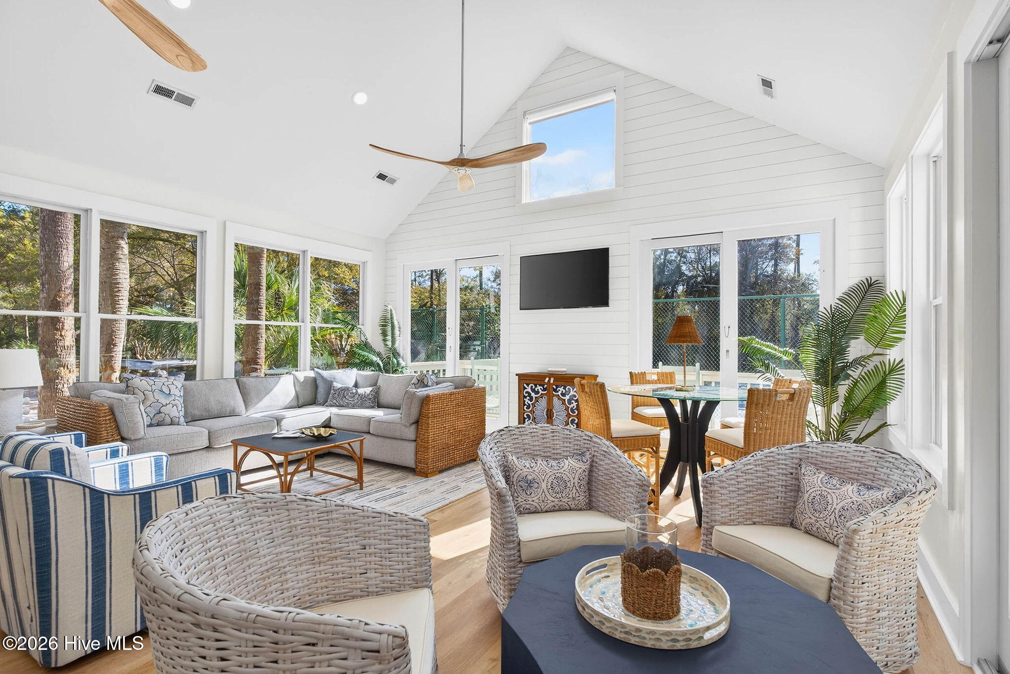 100564993 | Photo 63