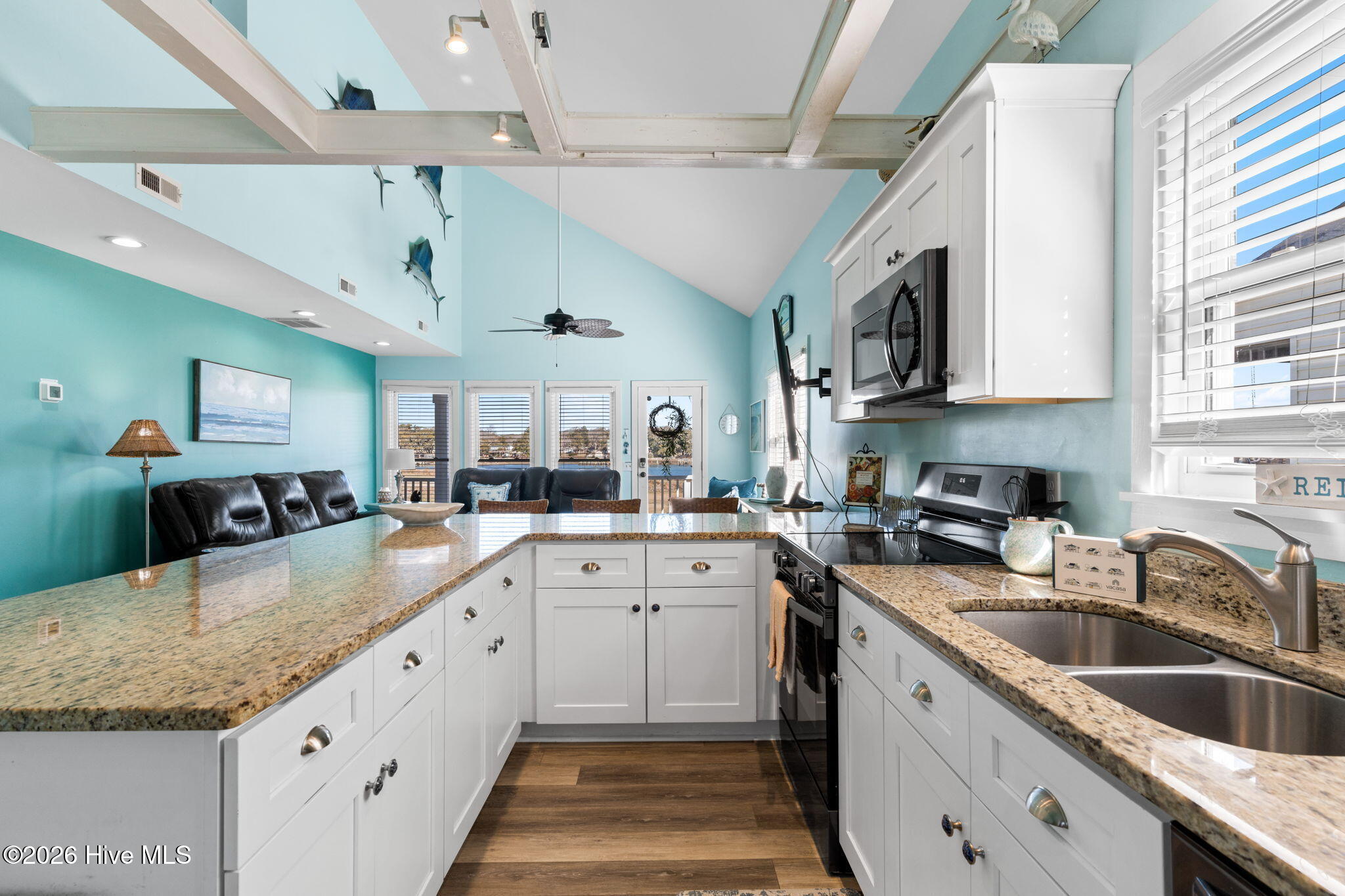 100557259 | Photo 14