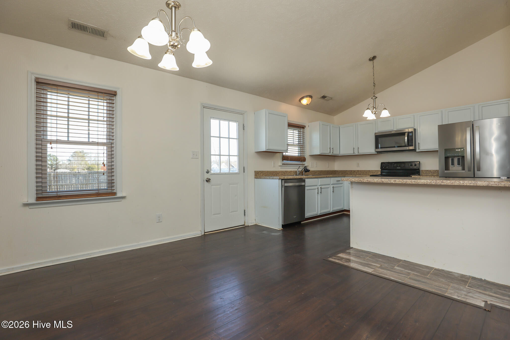 100523026 | Photo 14