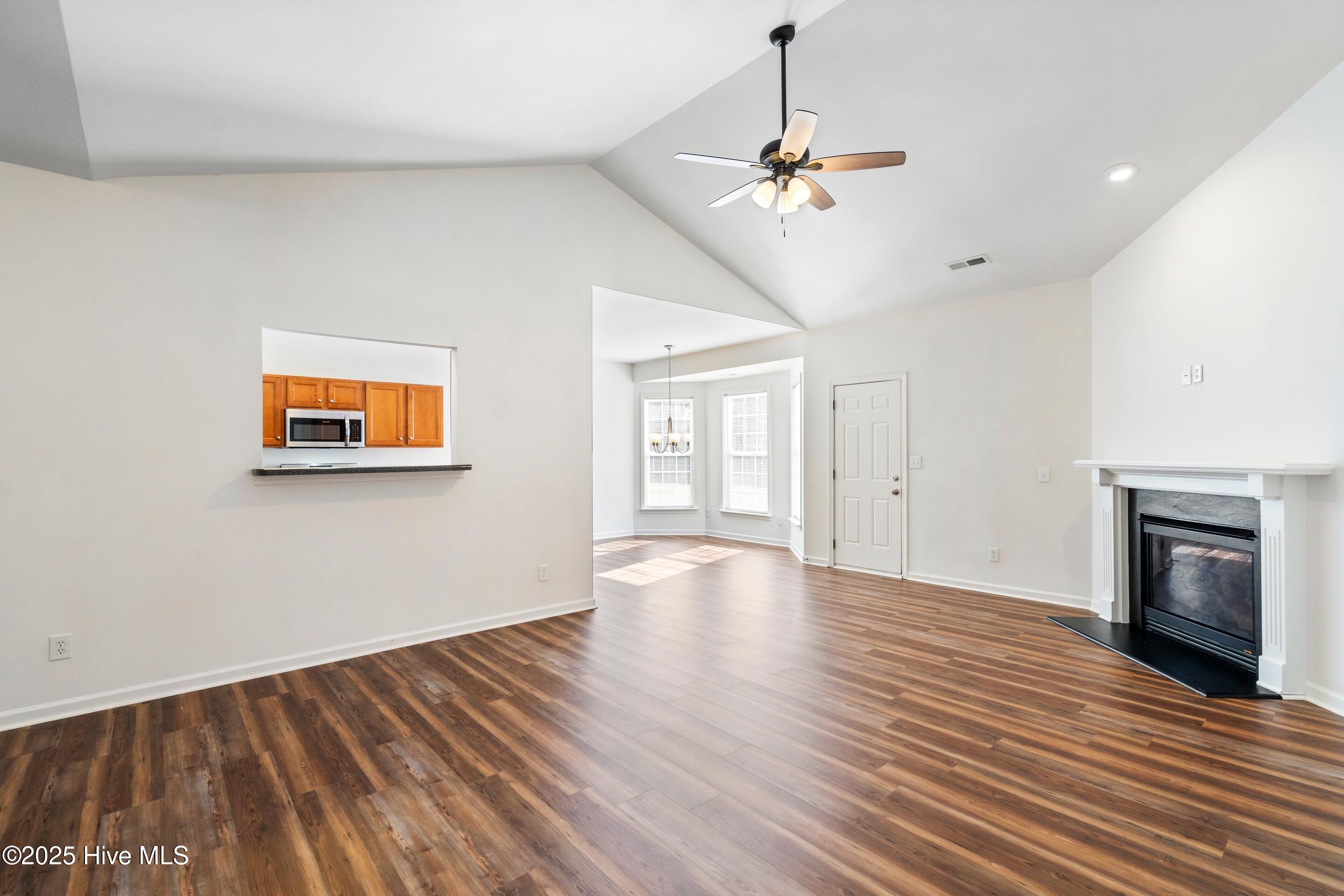 100542341 | Photo 16