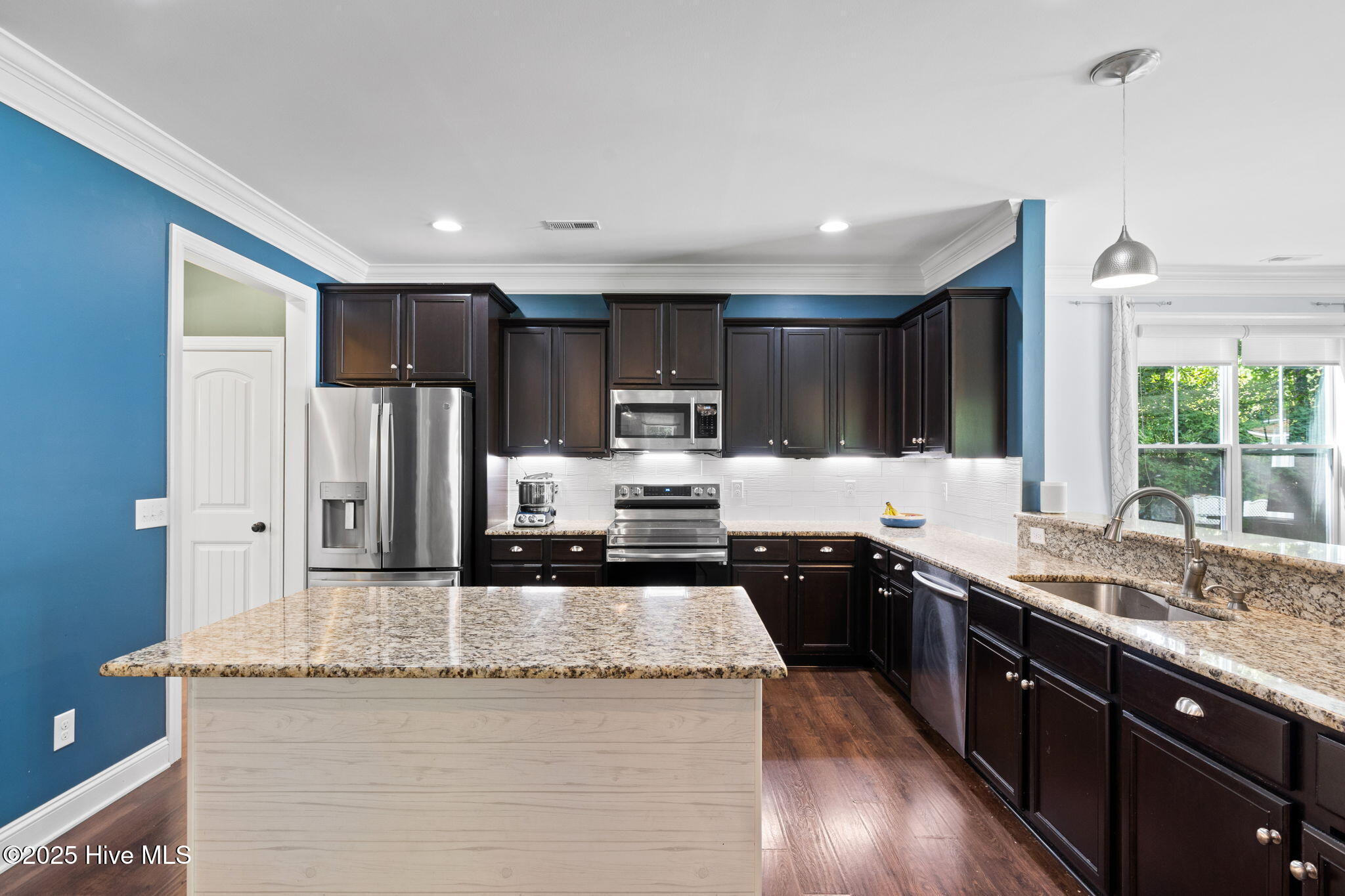 100521115 | Photo 15