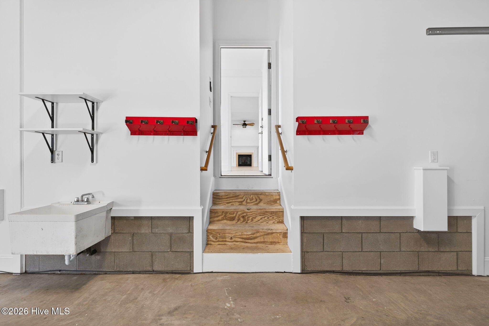 100555125 | Photo 47